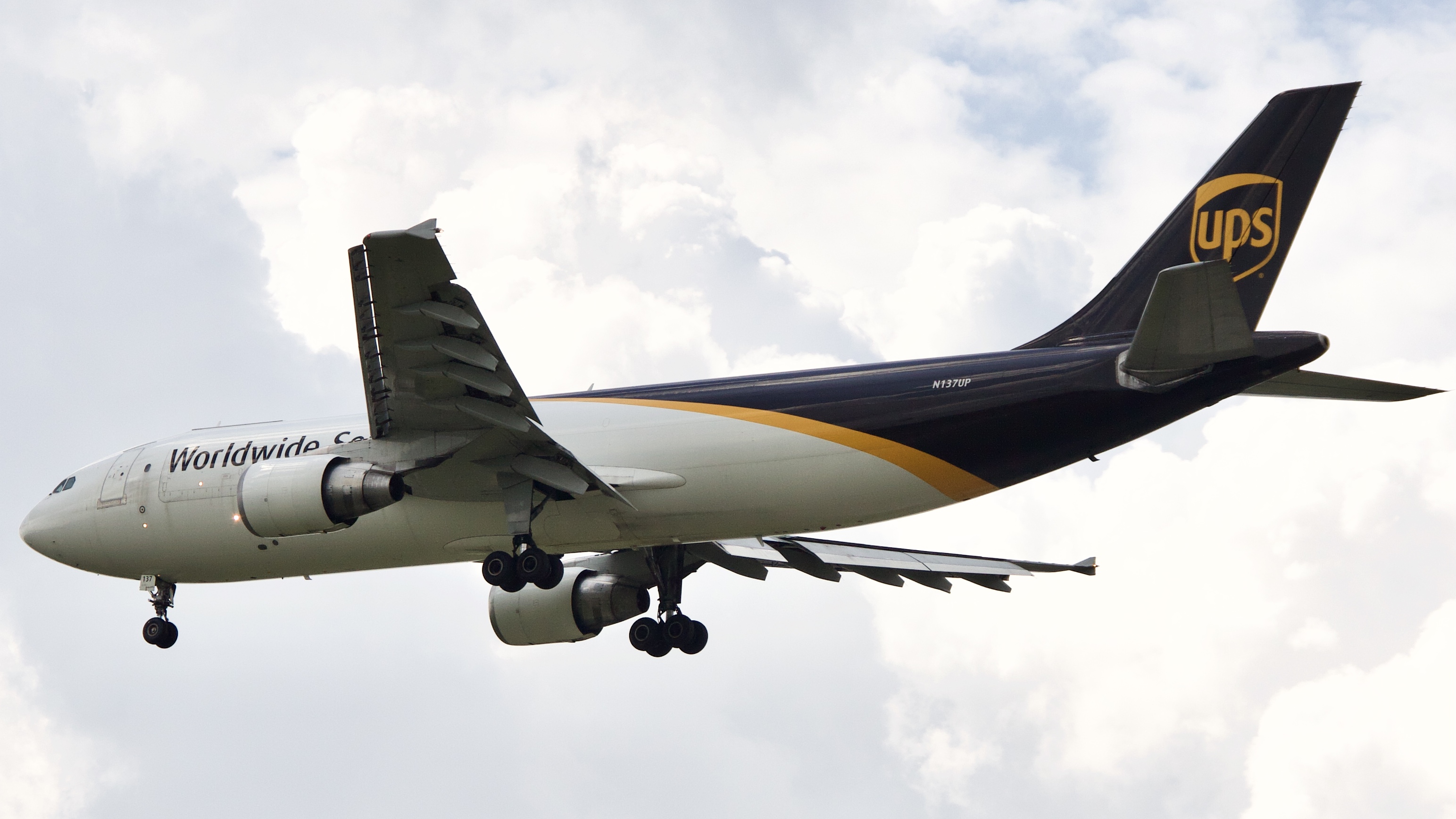 Full size: United Parcel Service Airbus A300F-600 N137UP at Houston-George Bush Intercontinental Airport