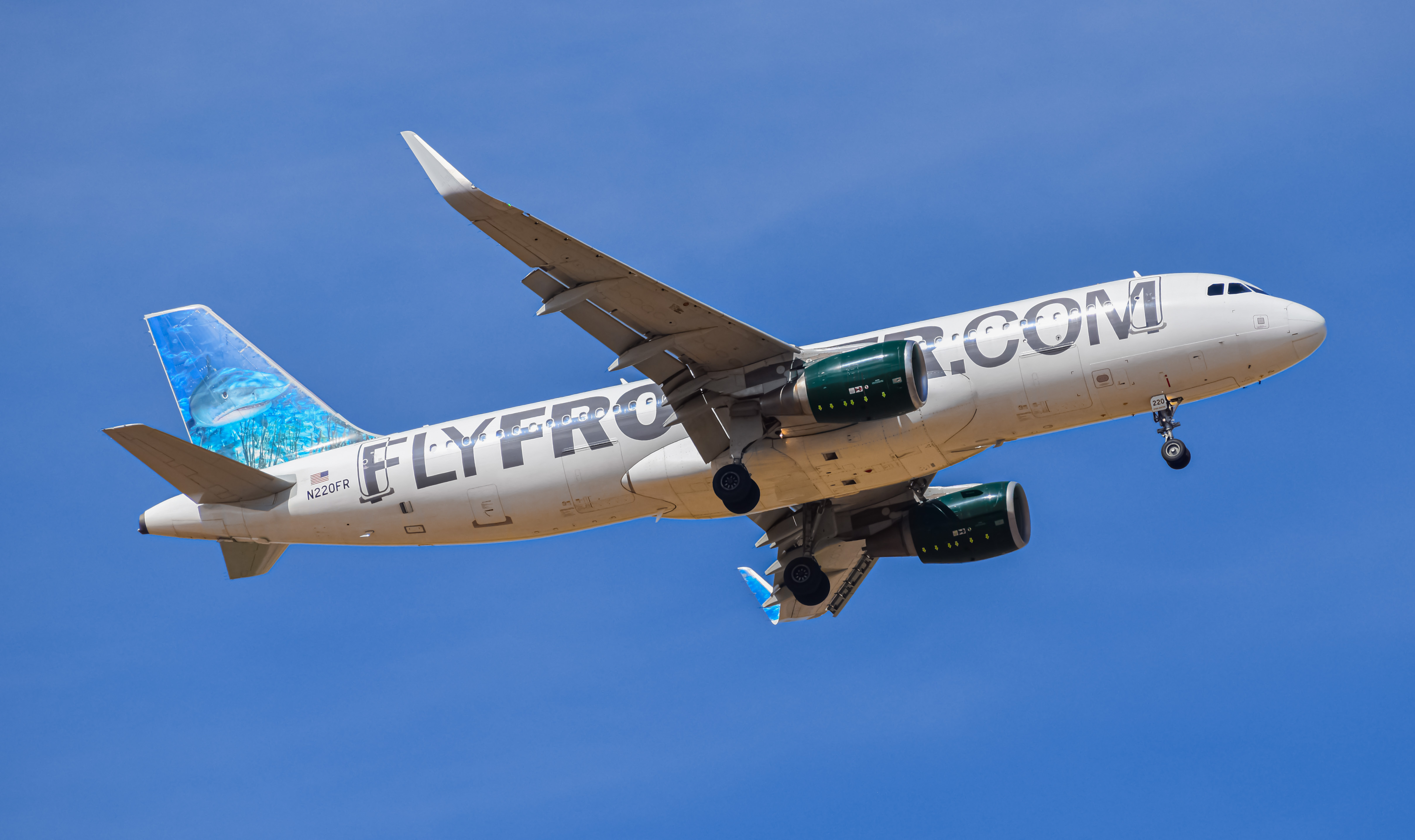 Full size: Frontier Airlines Airbus A320 N220FR at Denver International Airport