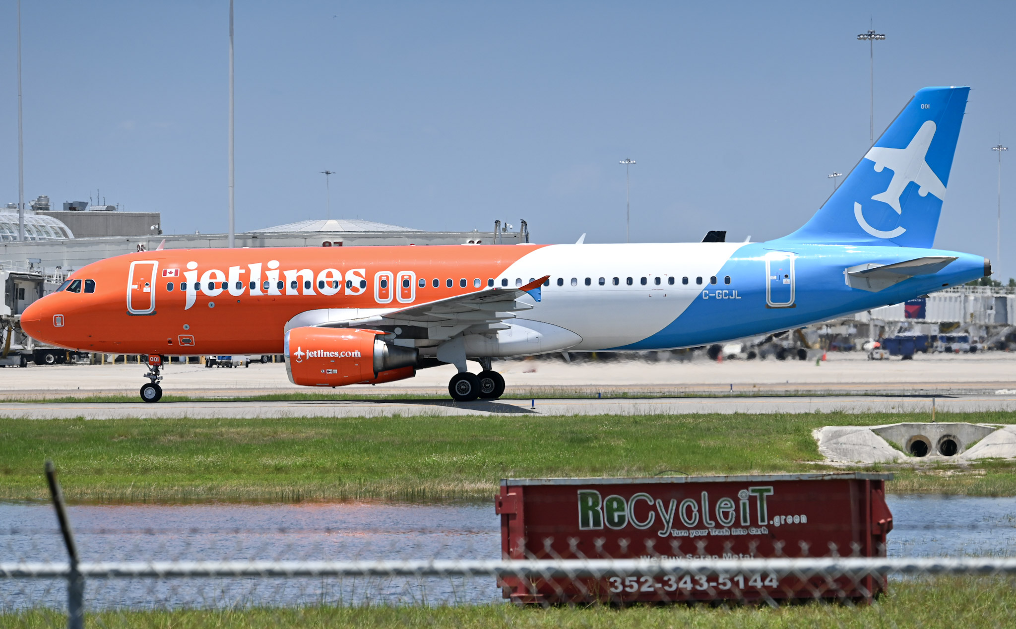 Full size: Canada Jetlines Airbus A320 C-GCJL at Orlando International Airport