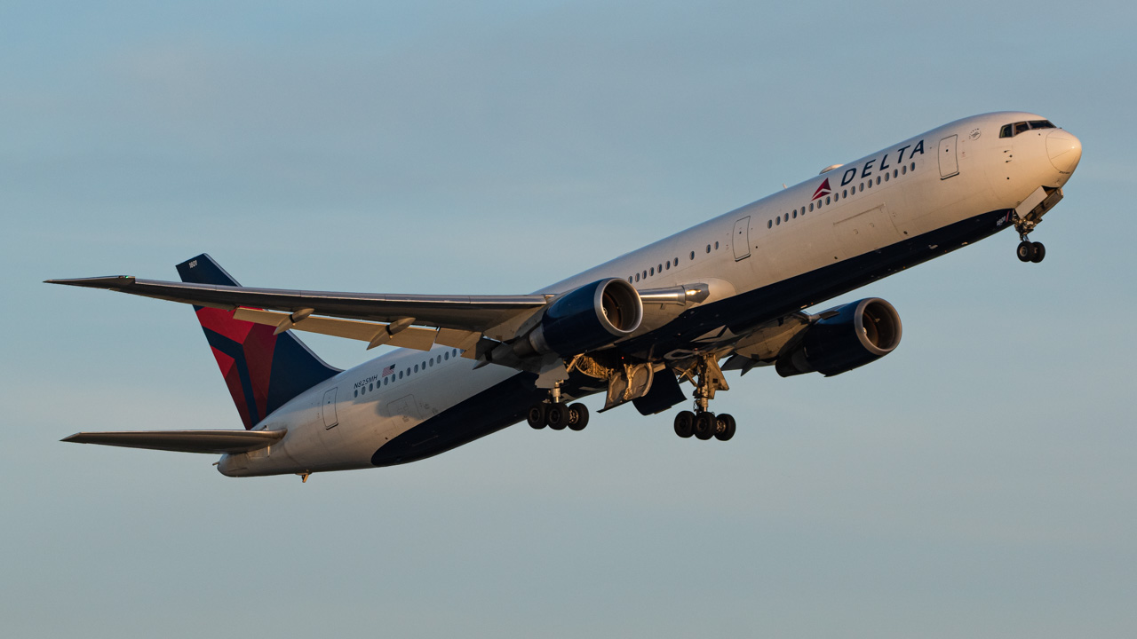 Full size: Delta Airlines Boeing 767-400ER N825MH at Hartsfield-Jackson Atlanta International Airport