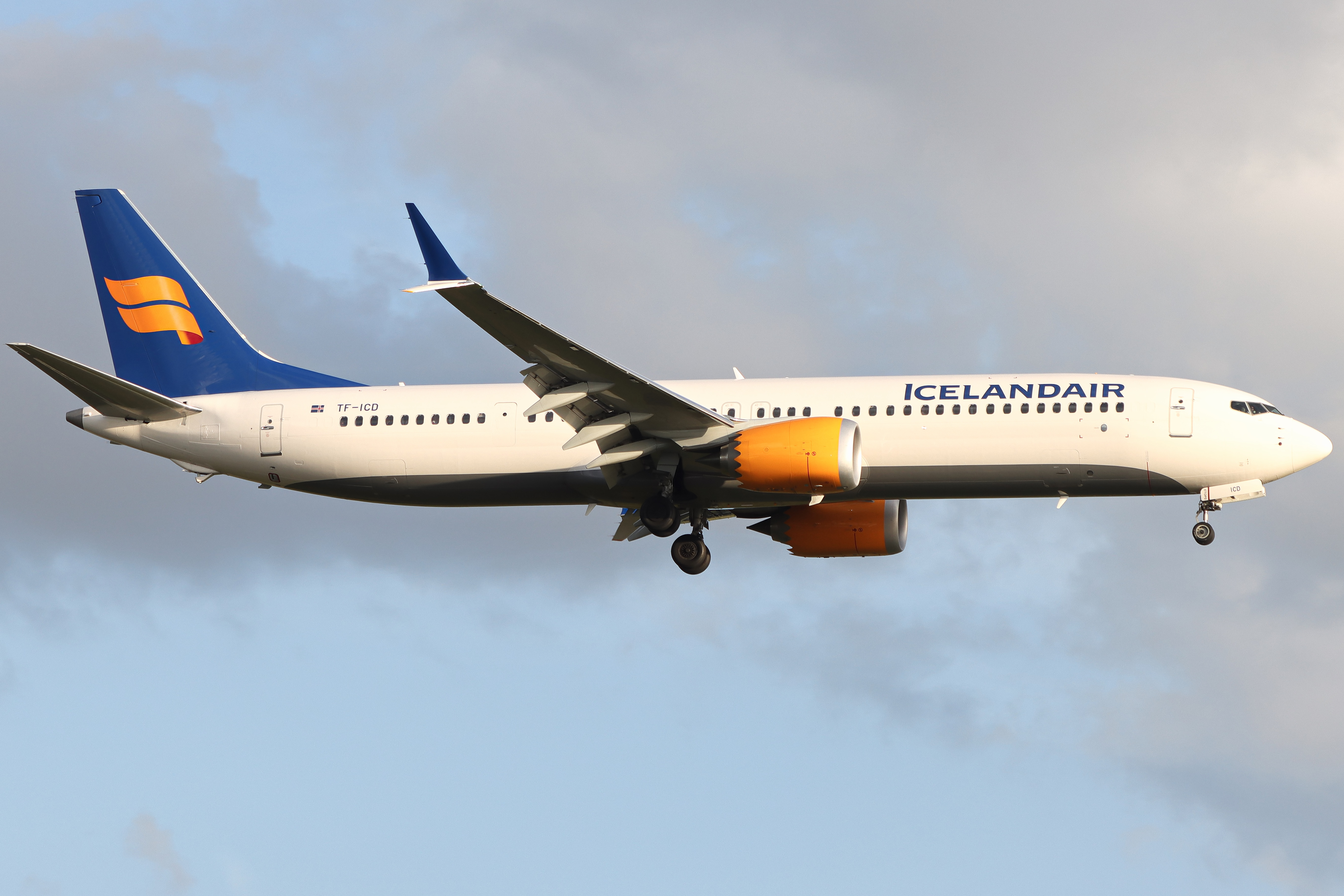 Full size: Icelandair Boeing 737 MAX 9 TF-ICD at London Heathrow International Airport