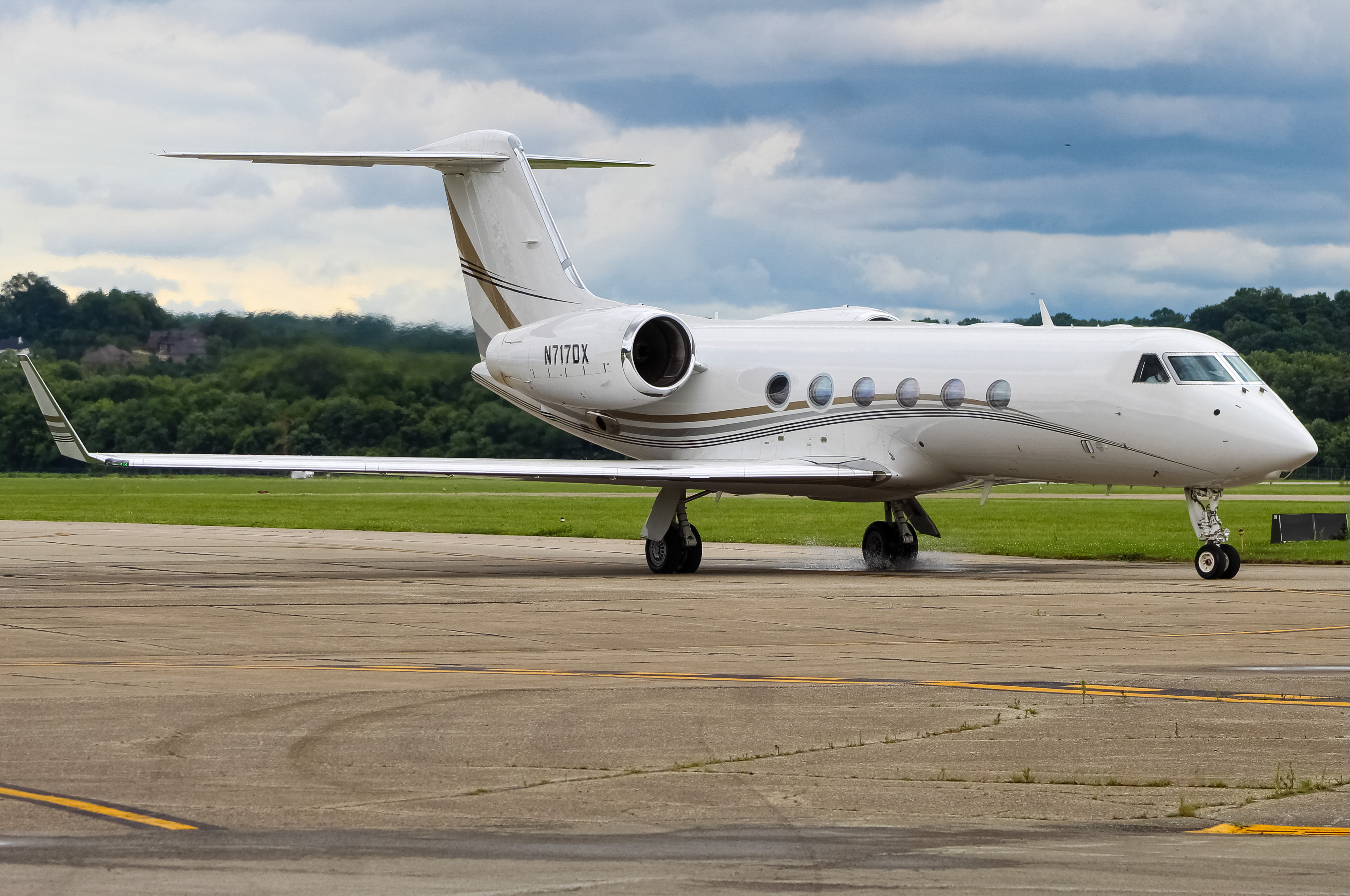 Full size: PRIVATE Gulfstream G450 N717DX at Cincinnati Municipal Airport/Lunken Field