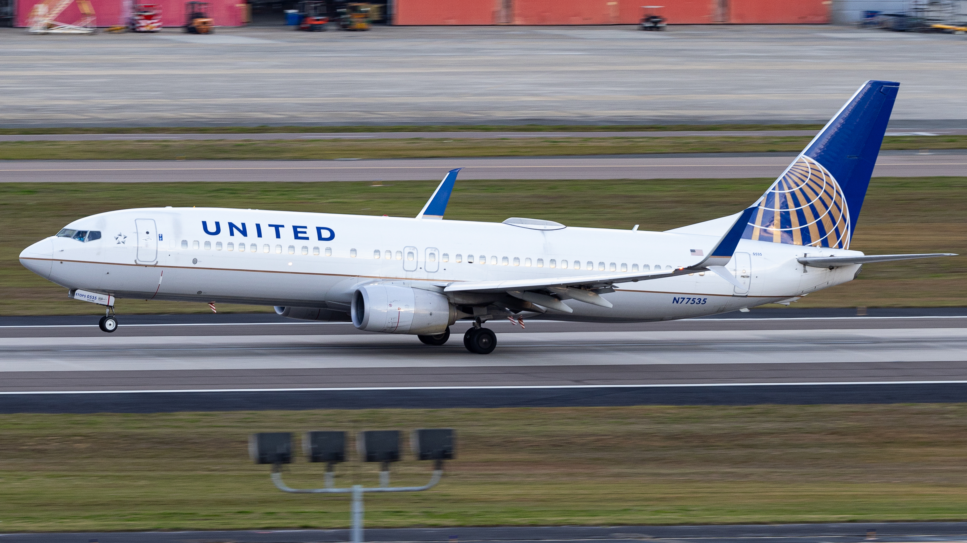 Full size: United Airlines Boeing 737-800 N77535 at Tampa International Airport
