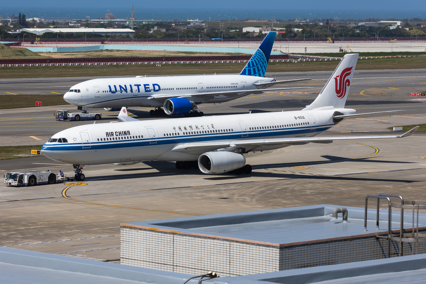 Full size: Air China Airbus A330-300 B-6512 at Taiwan Taoyuan International Airport