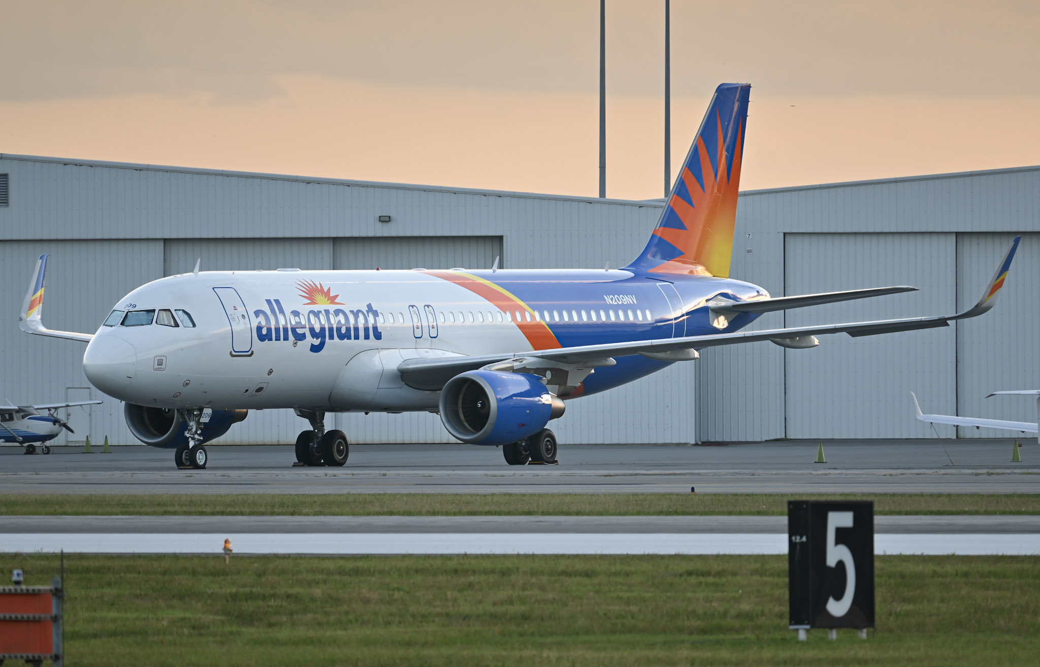 Full size: Allegiant Air Airbus A320 N209NV at Daytona Beach International Airport