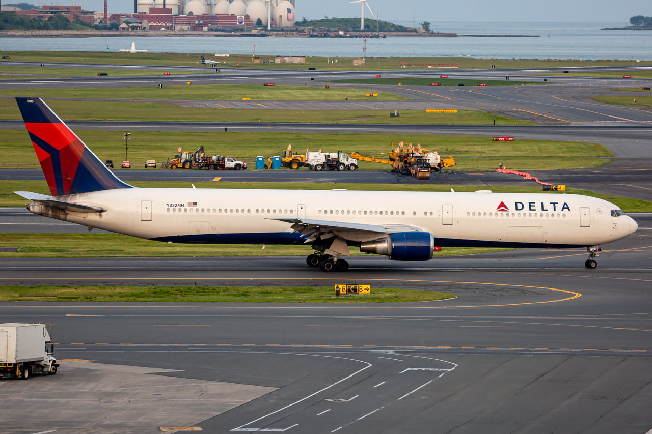 Full size: Delta Airlines Boeing 767-400ER N832MH at General Edward Lawrence Logan International Airport