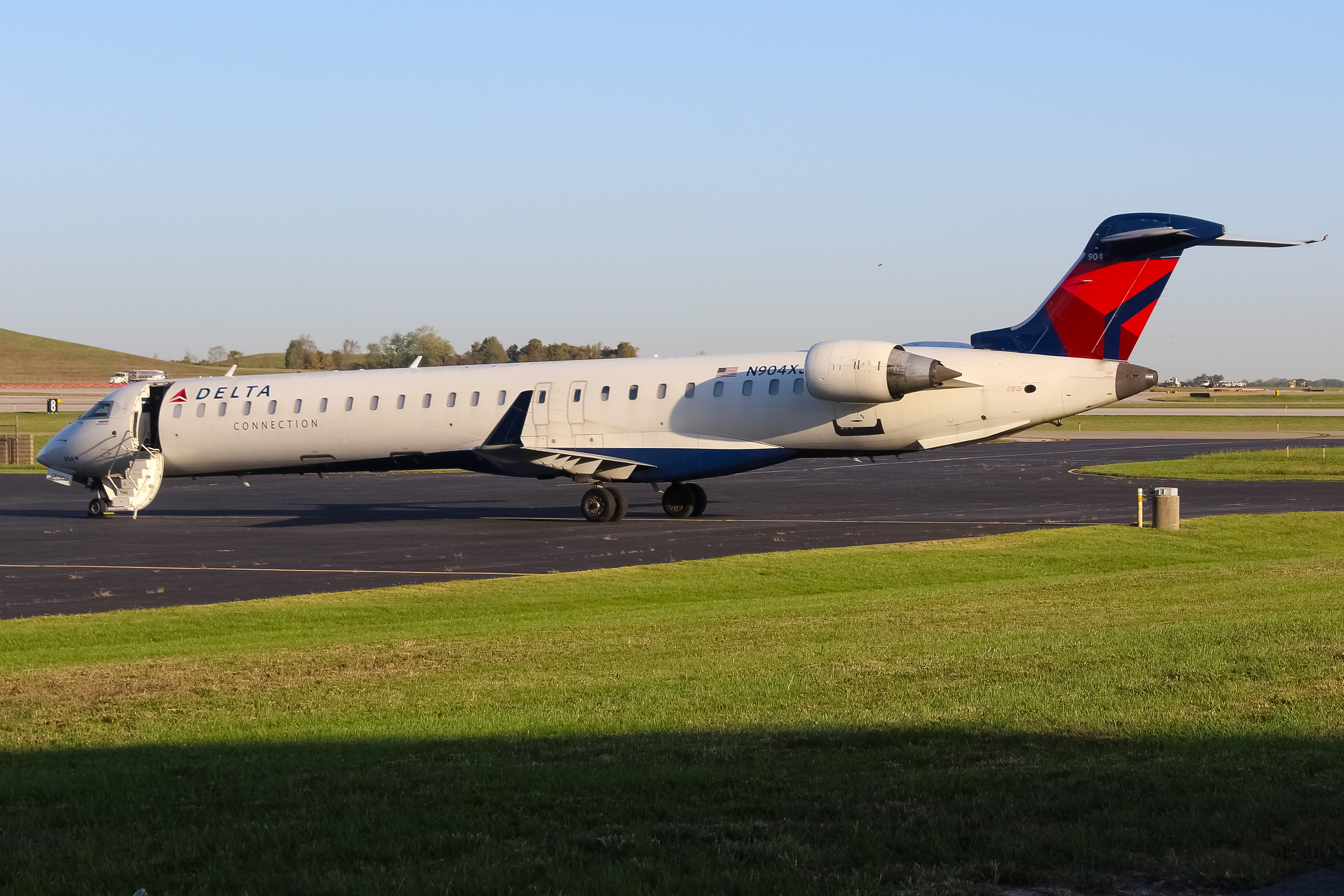 Full size: Delta Air Lines Mitsubishi CRJ-900LR N904XJ at Cincinnati/Northern Kentucky International Airport