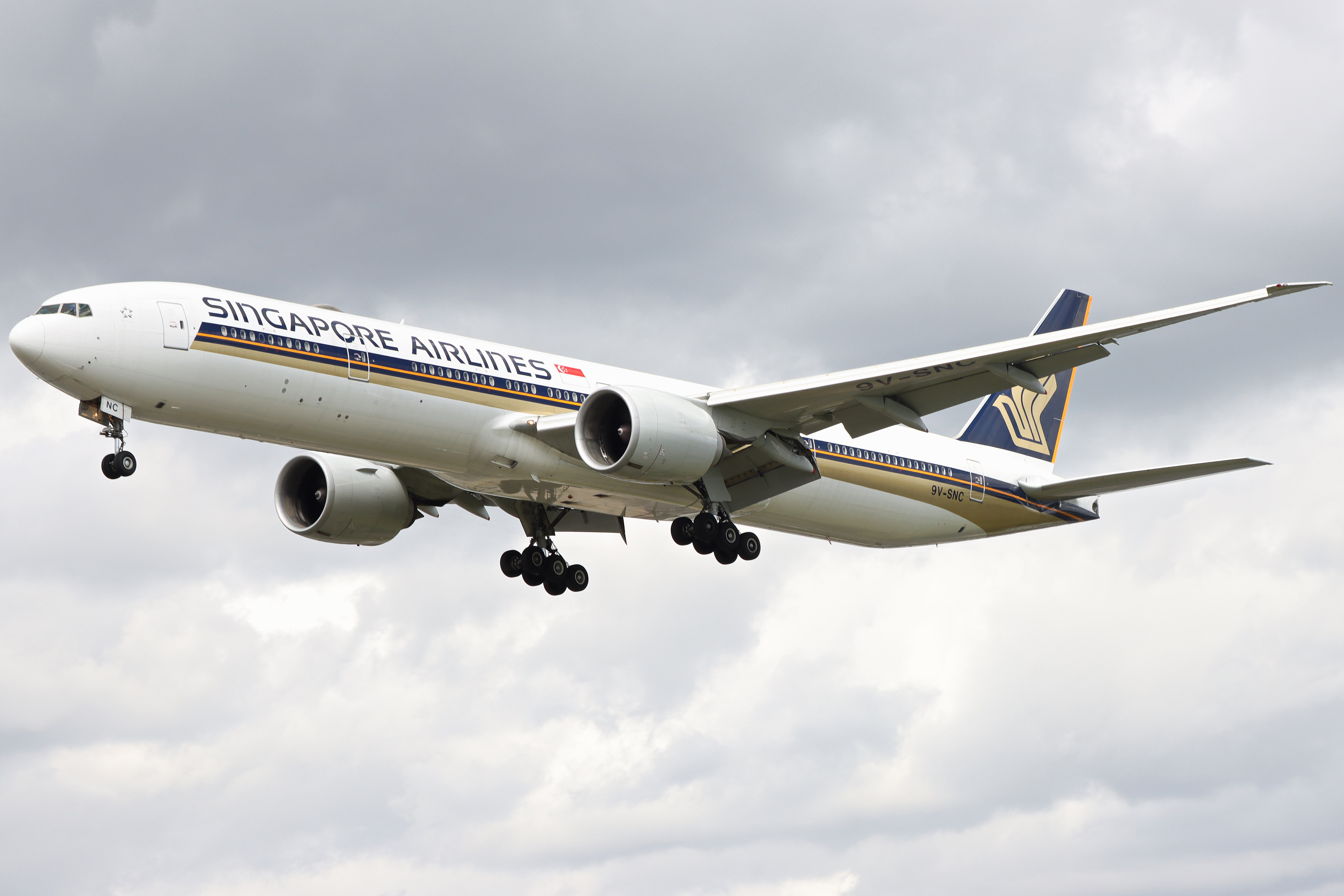 Full size: Singapore Airlines Boeing 777-300ER 9V-SNC at London Heathrow International Airport