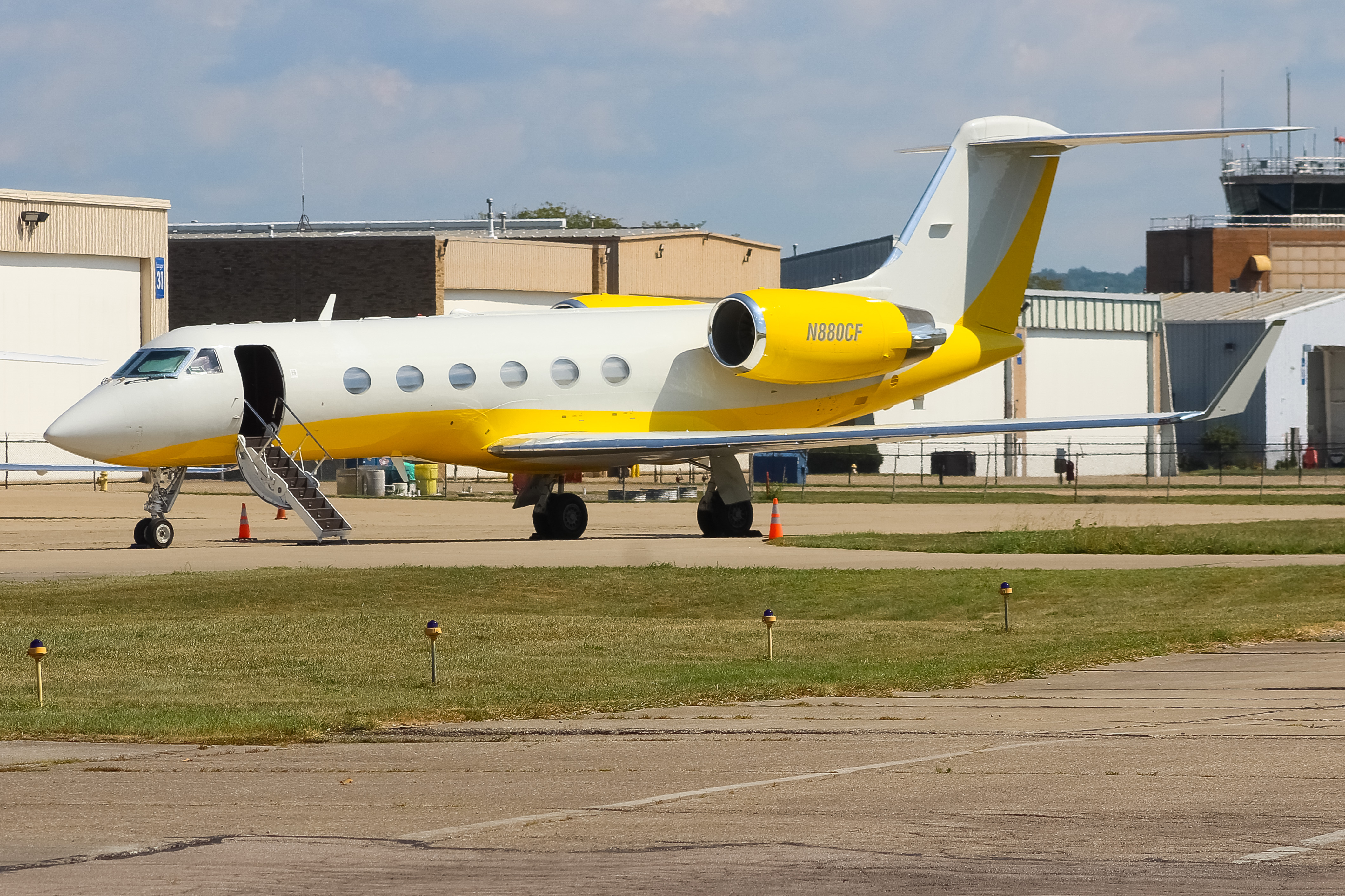 Full size: PRIVATE  Gulfstream IV N880CF at Cincinnati Municipal Airport/Lunken Field