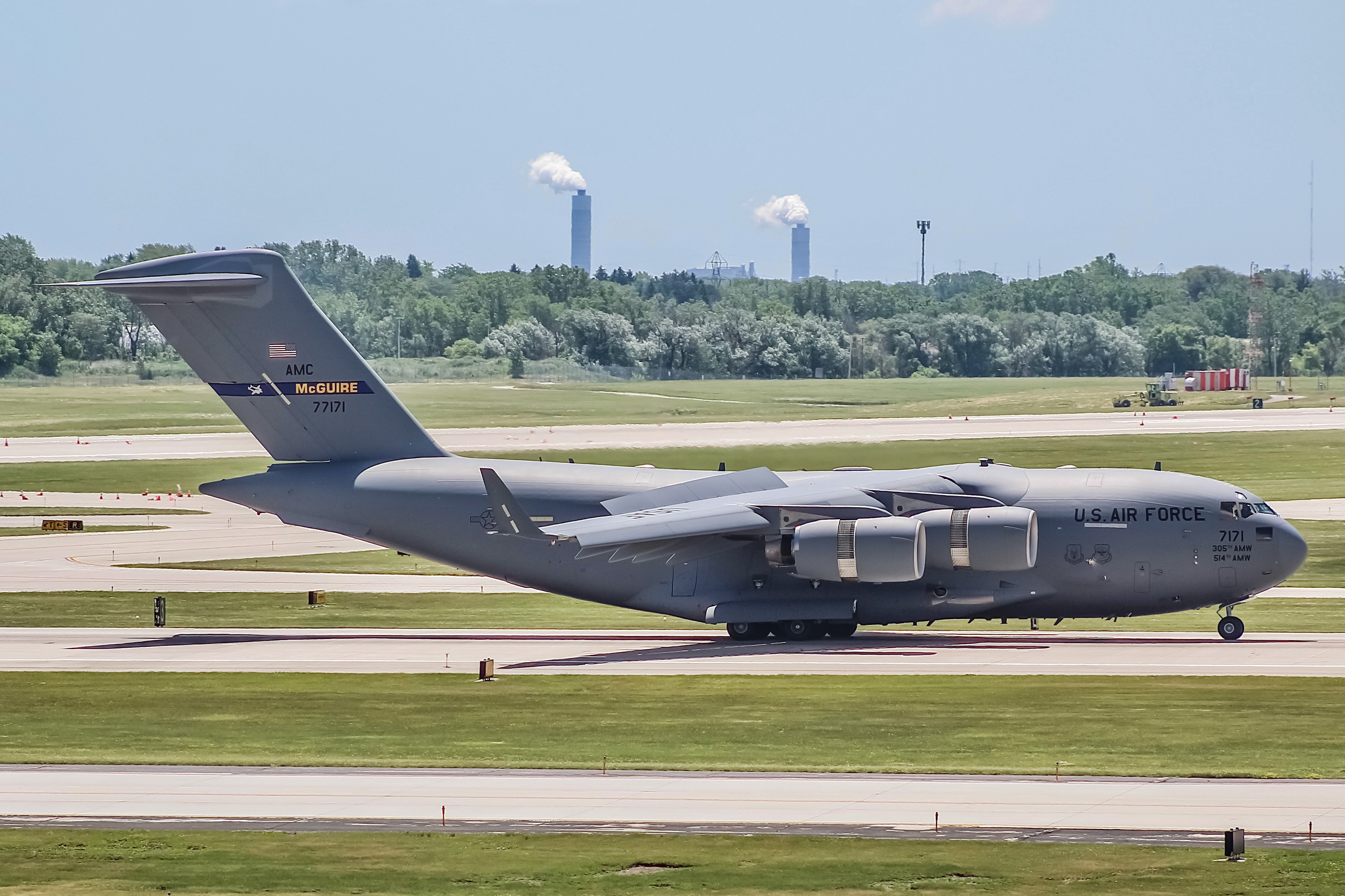 Full size: USAF - United States Air Force Boeing C-17 Globemaster III 07-7171 at General Mitchell International Airport