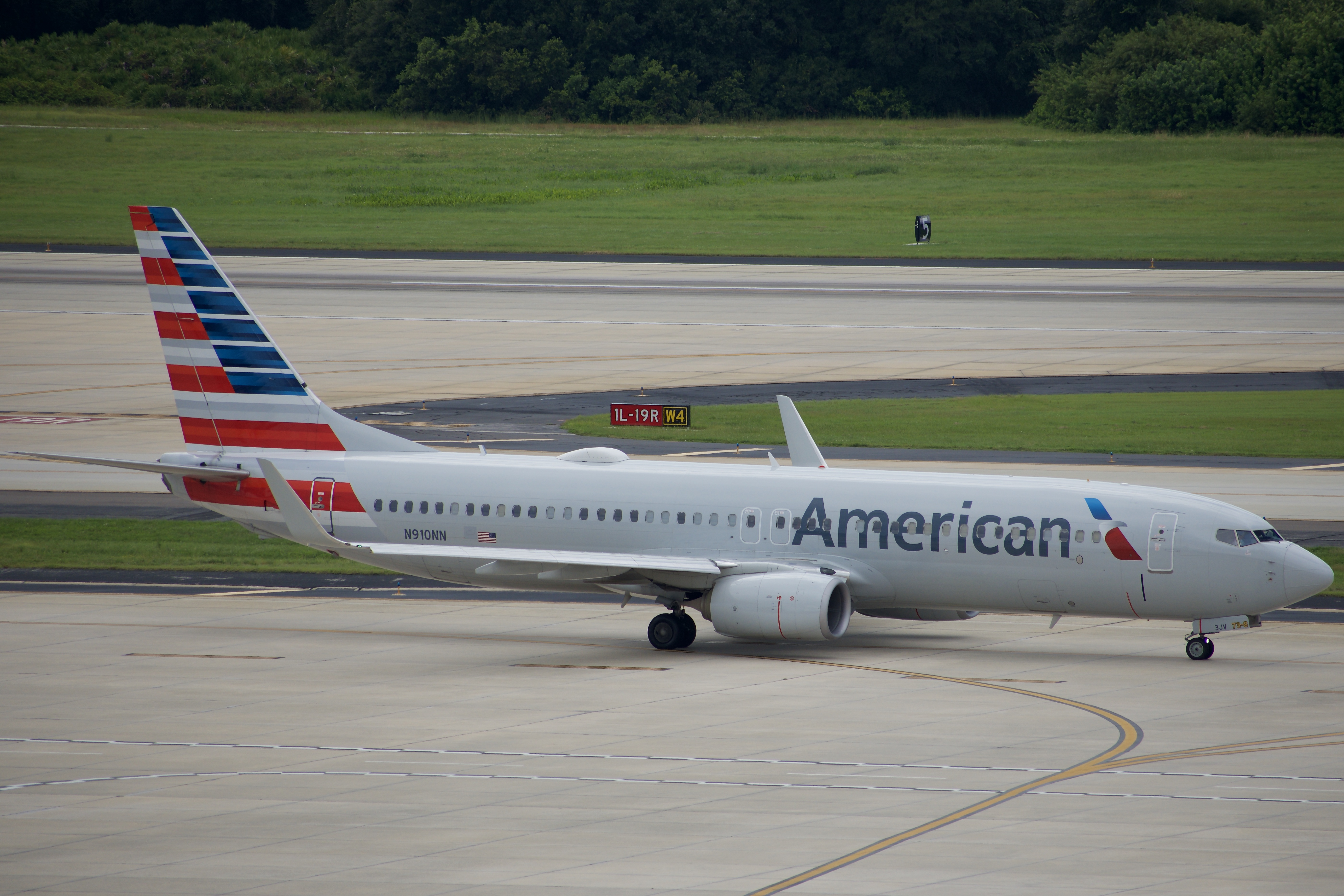 Full size: American Airlines Boeing 737-800 N910NN at Tampa International Airport