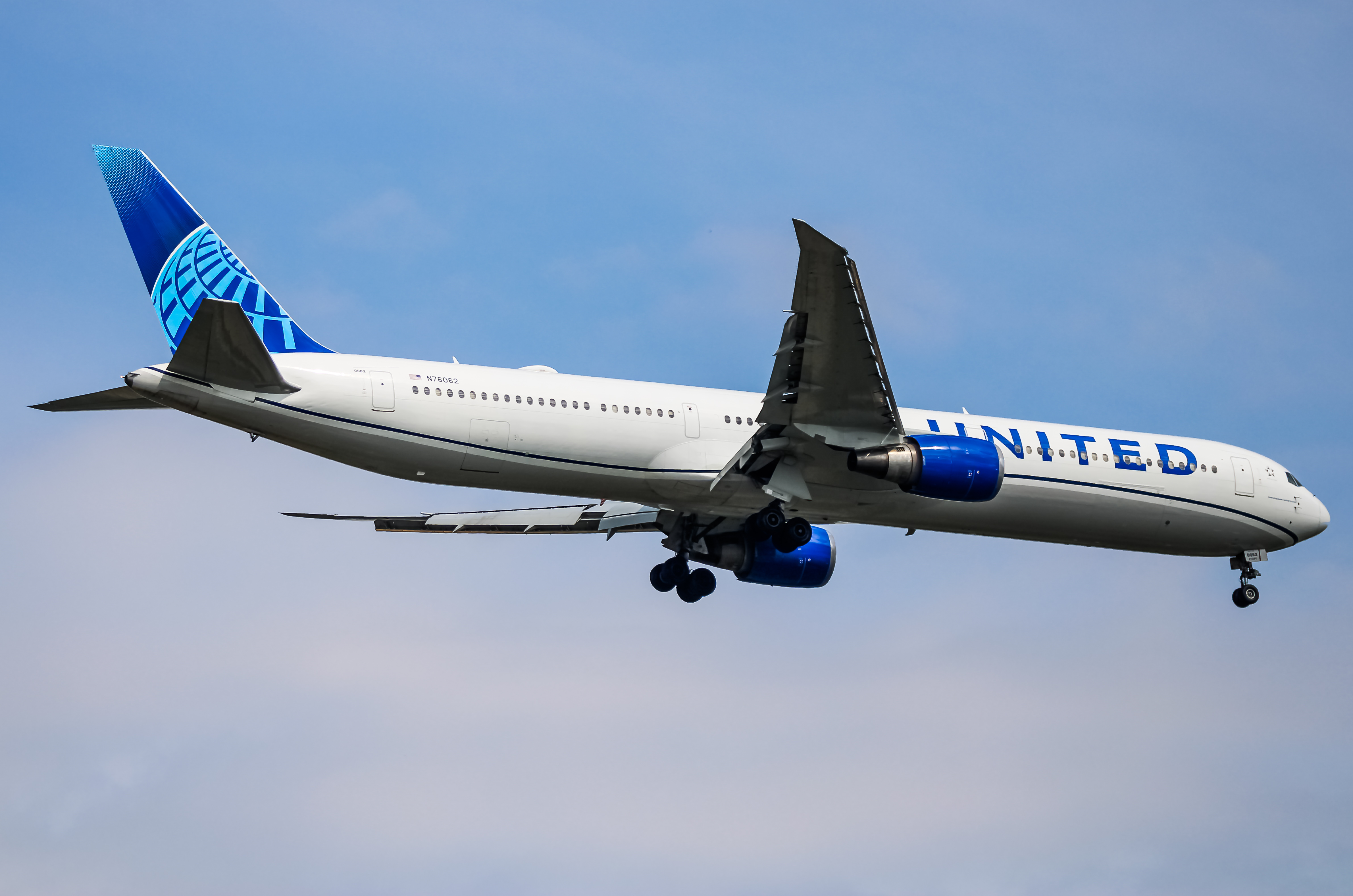 Full size: United Airlines Boeing 767-400ER N76062 at Washington Dulles International Airport