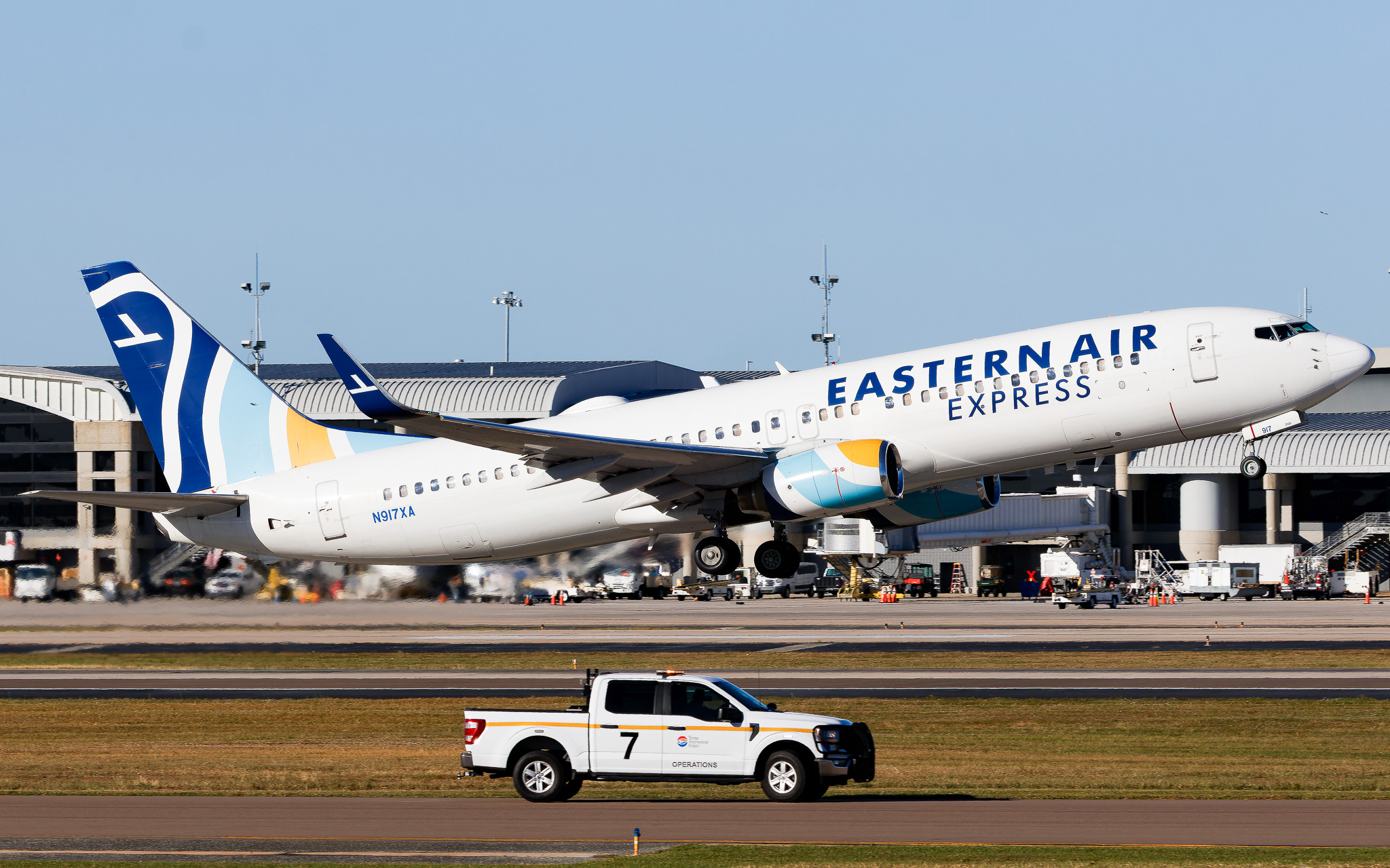 Full size: Eastern Air Express Boeing 737-800 N917XA at Tampa International Airport