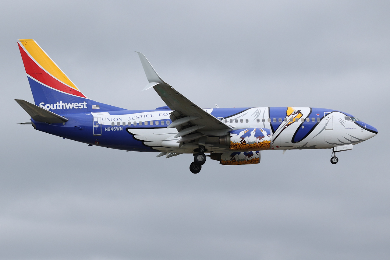Full size: Southwest Airlines Boeing 737-700 N946WN at Manchester Airport