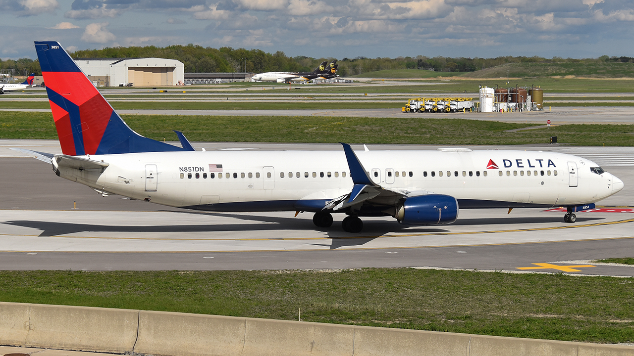Full size: Delta Airlines Boeing 737-900ER N851DN at Detroit Metro Wayne County Airport