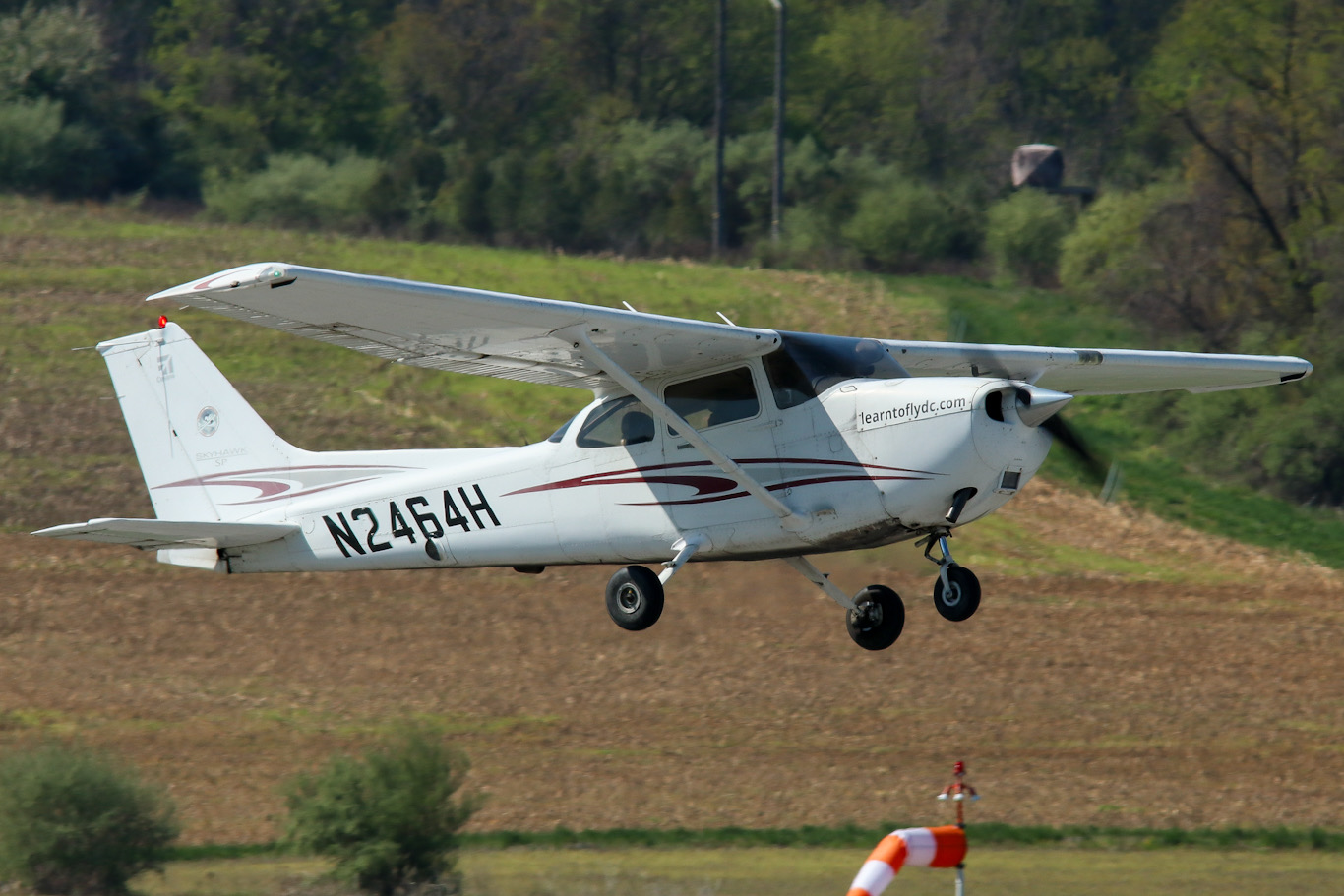 Full size: PRIVATE Cessna 172S N2464H at York Airport