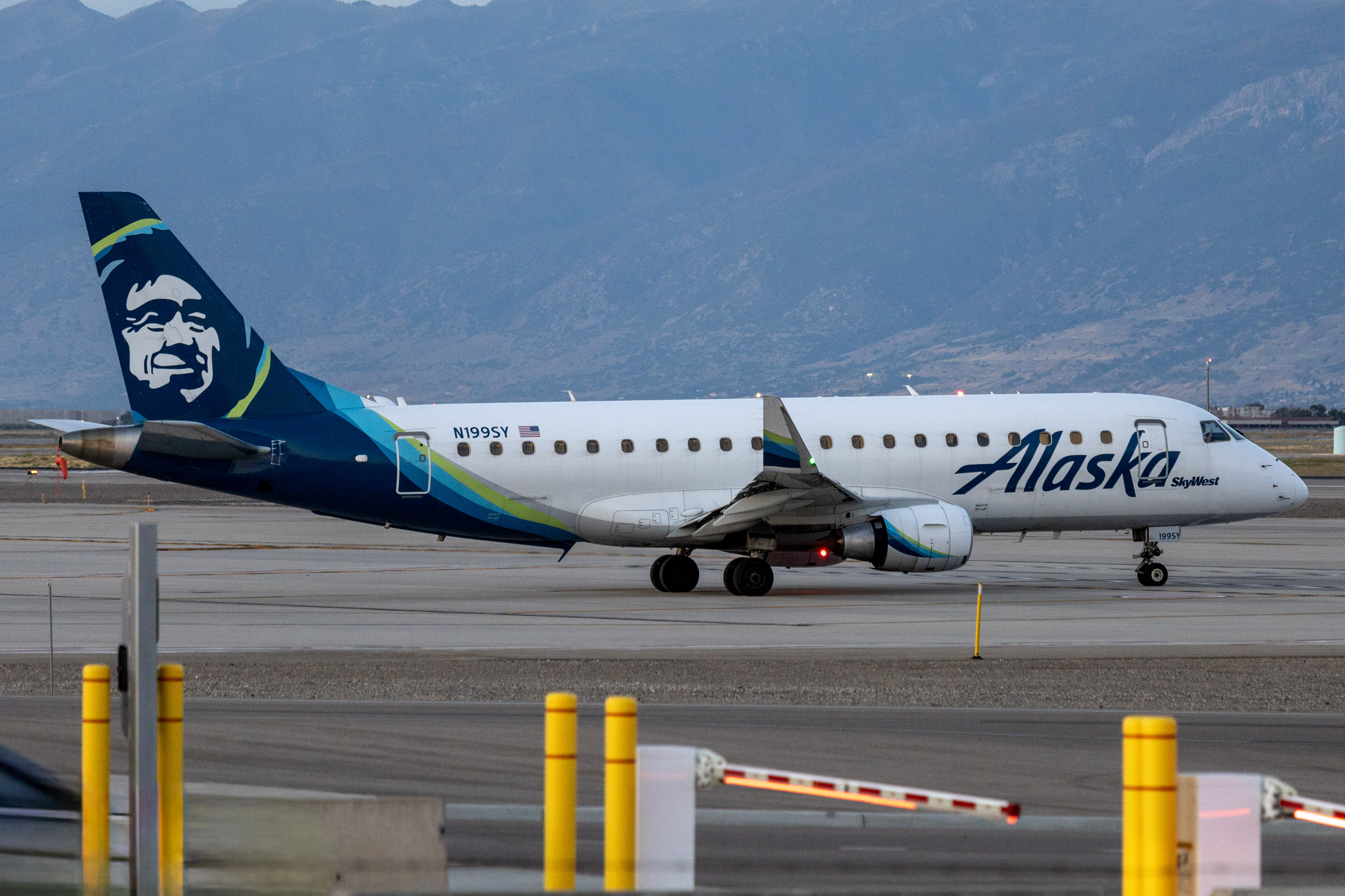 Full size: Alaska Airlines Embraer E175 N199SY at Salt Lake City International Airport