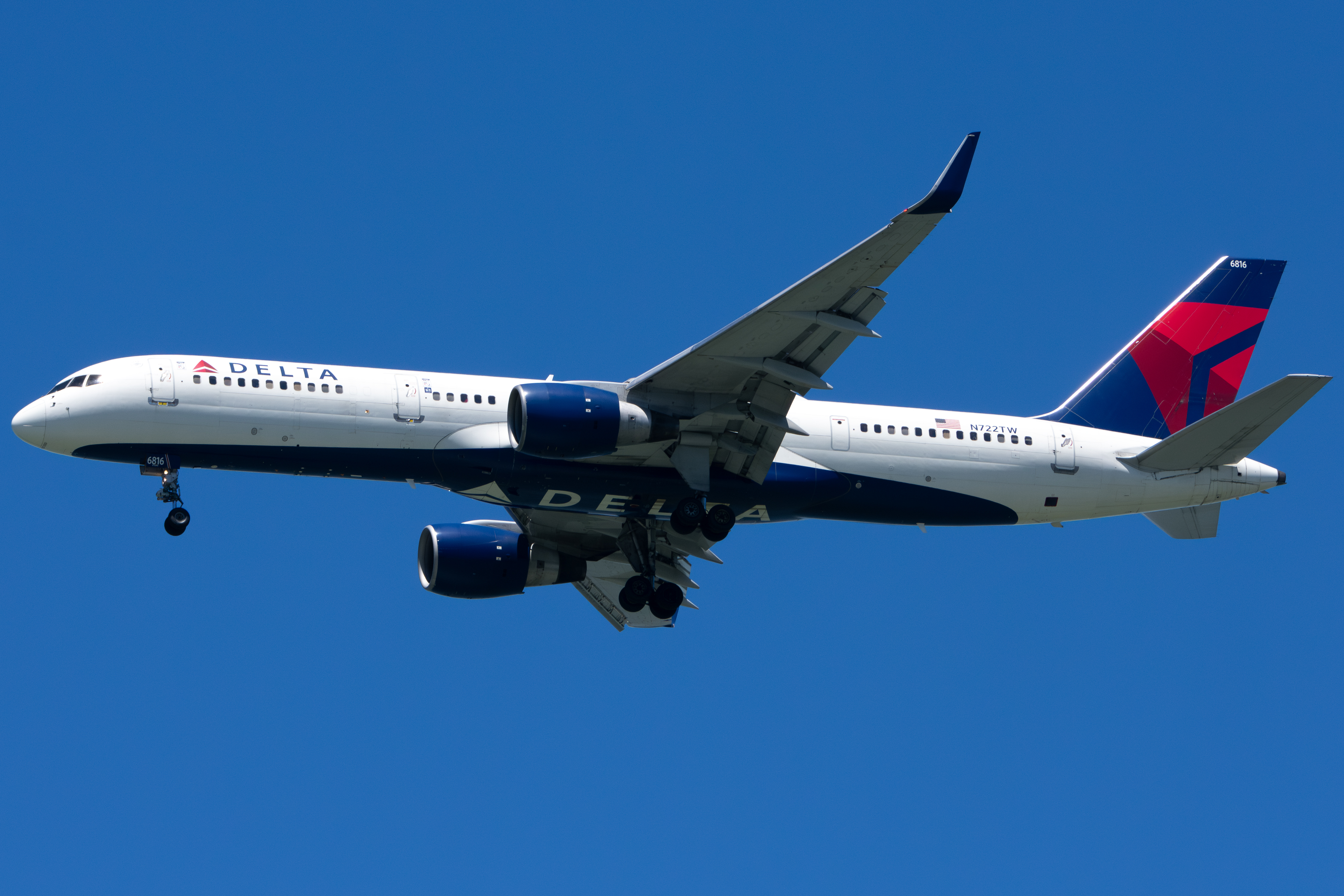 Full size: Delta Airlines Boeing 757-200 N722TW at San Francisco International Airport