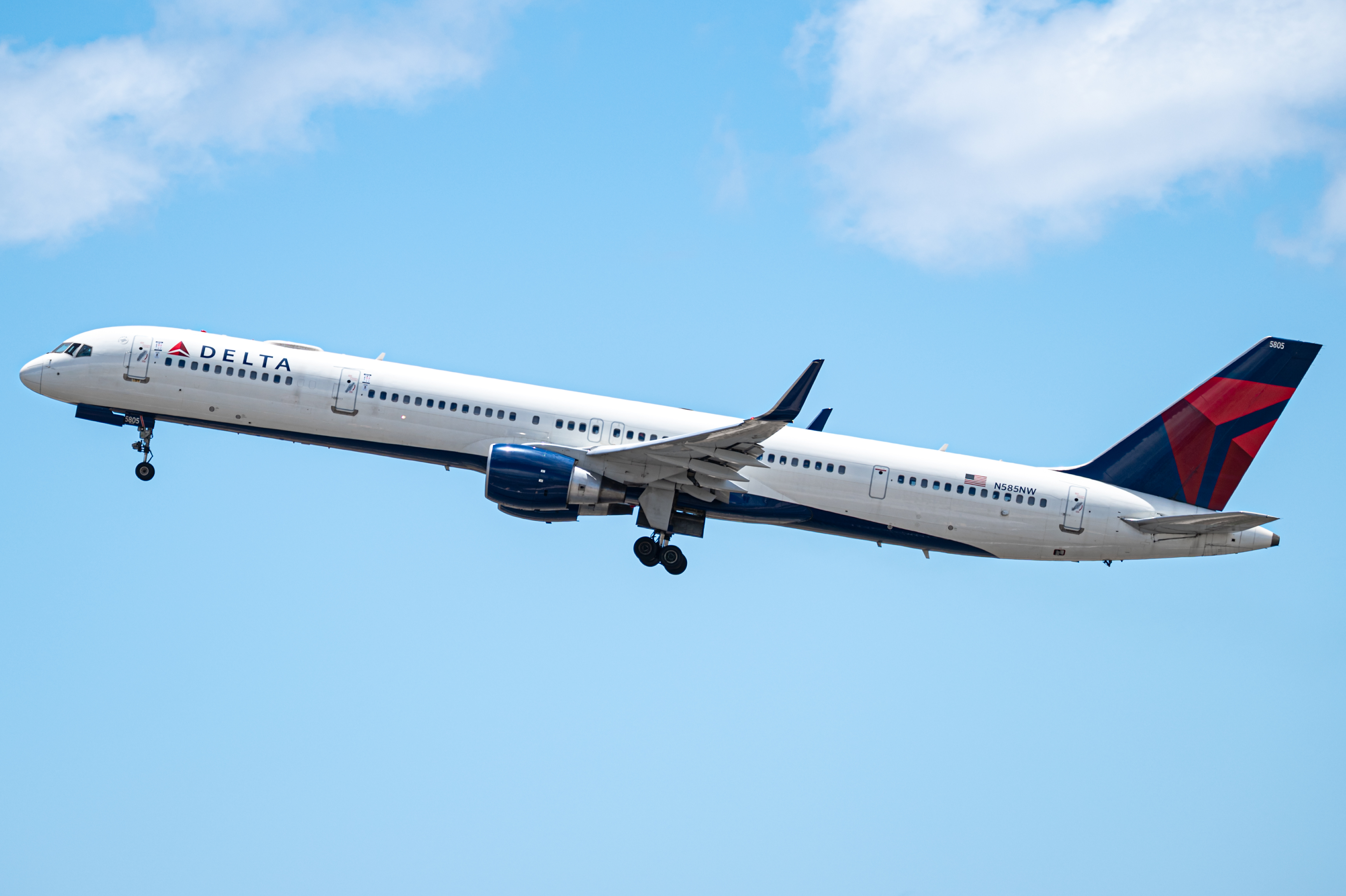 Full size: Delta Airlines Boeing 757-300 N585NW at Daniel K Inouye International Airport