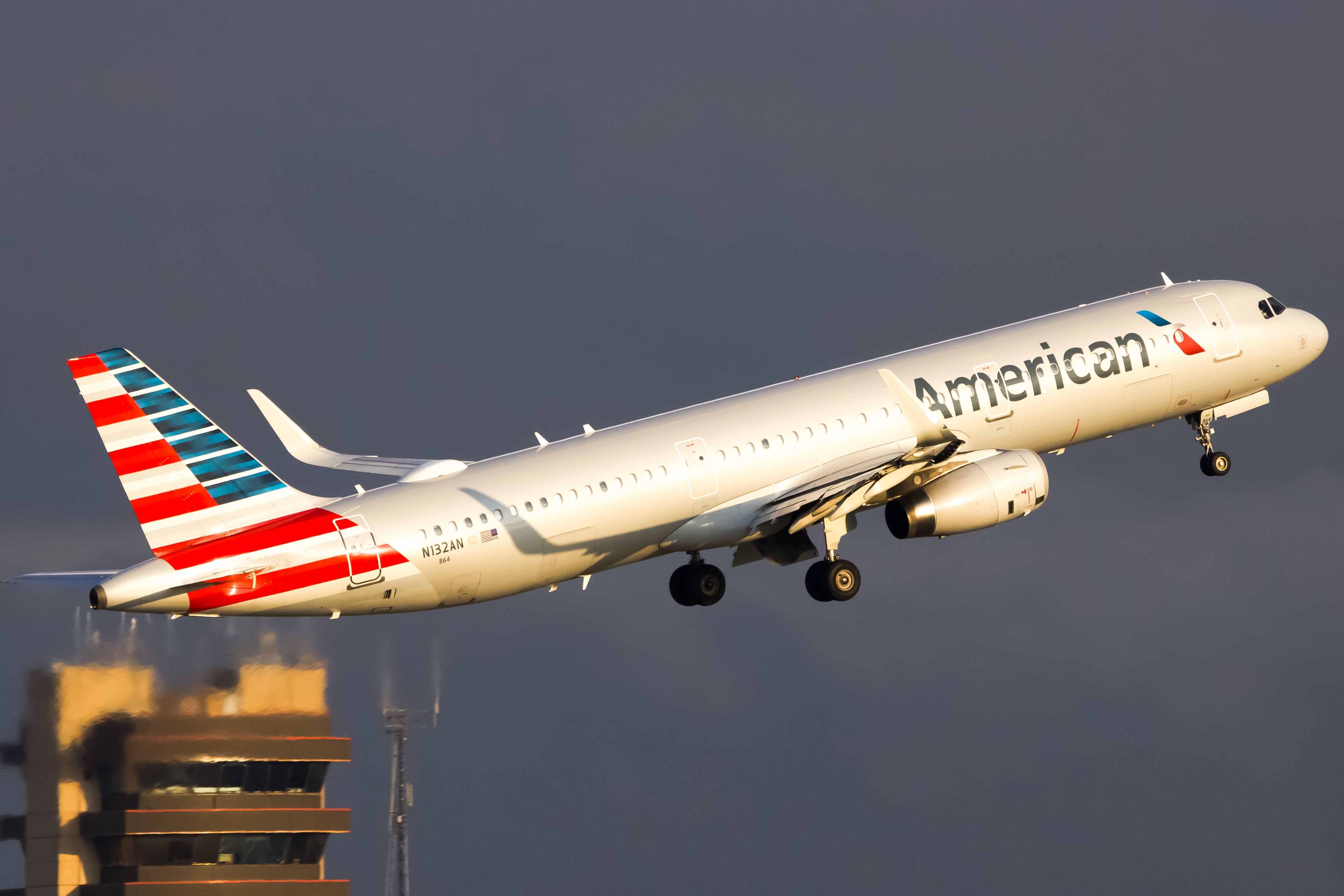 Full size: American Airlines Airbus A321-200 N132AN at Dallas-Fort Worth International Airport