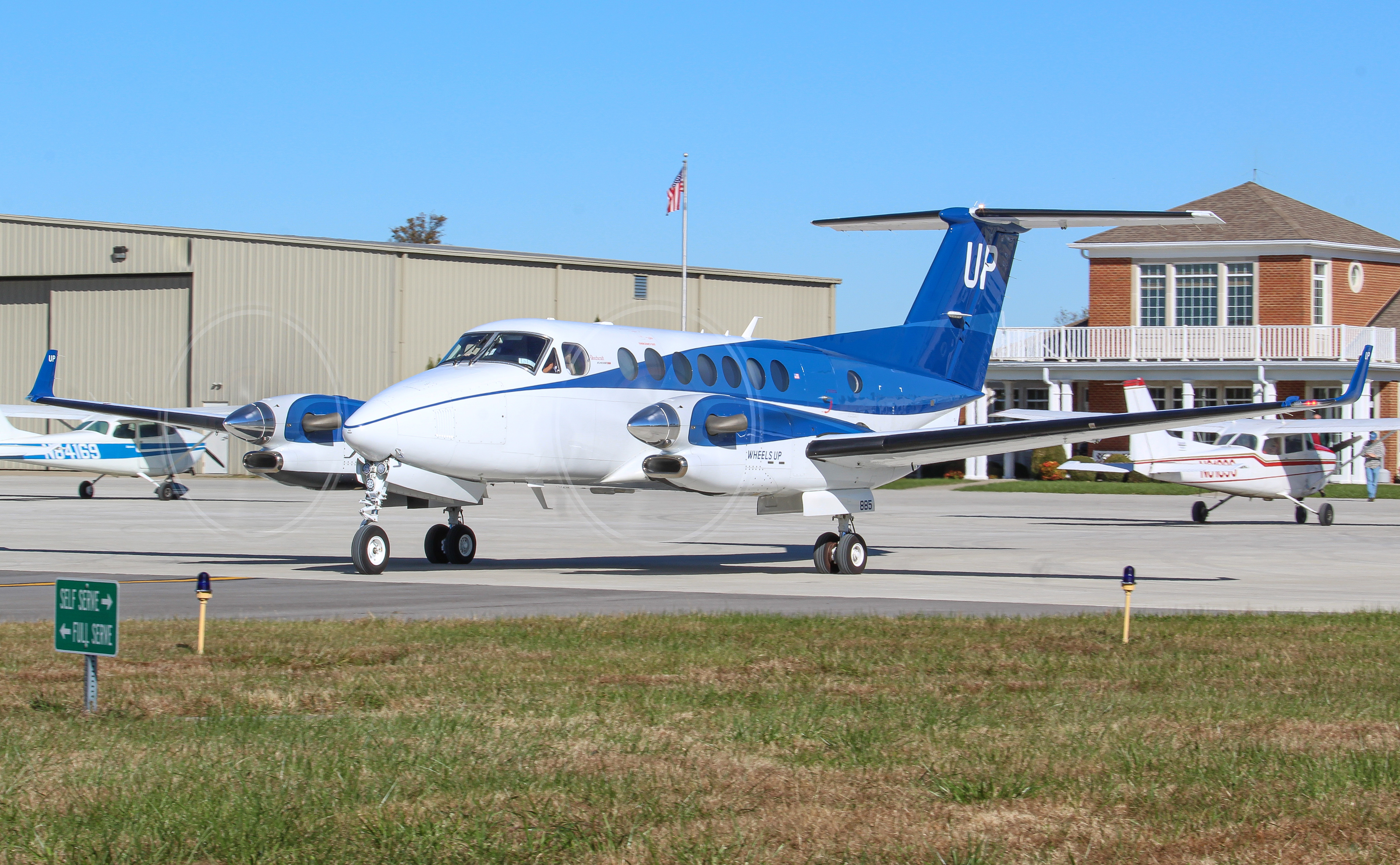 Full size: Wheels Up Beechcraft King Air 350 N885UP at Stuart Powell Field Airport
