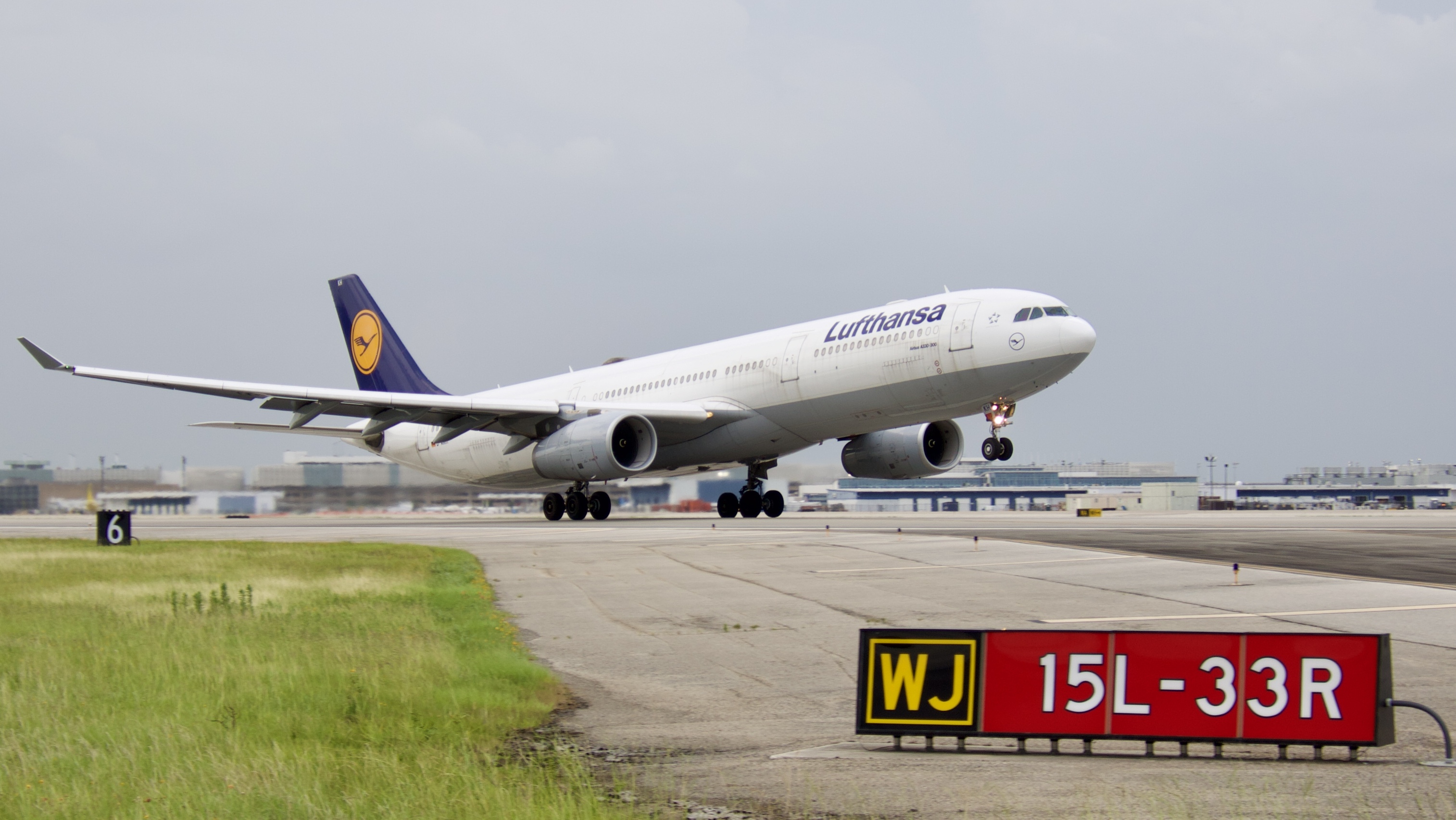 Full size: Lufthansa Airbus A330-300 D-AIKH at Houston-George Bush Intercontinental Airport