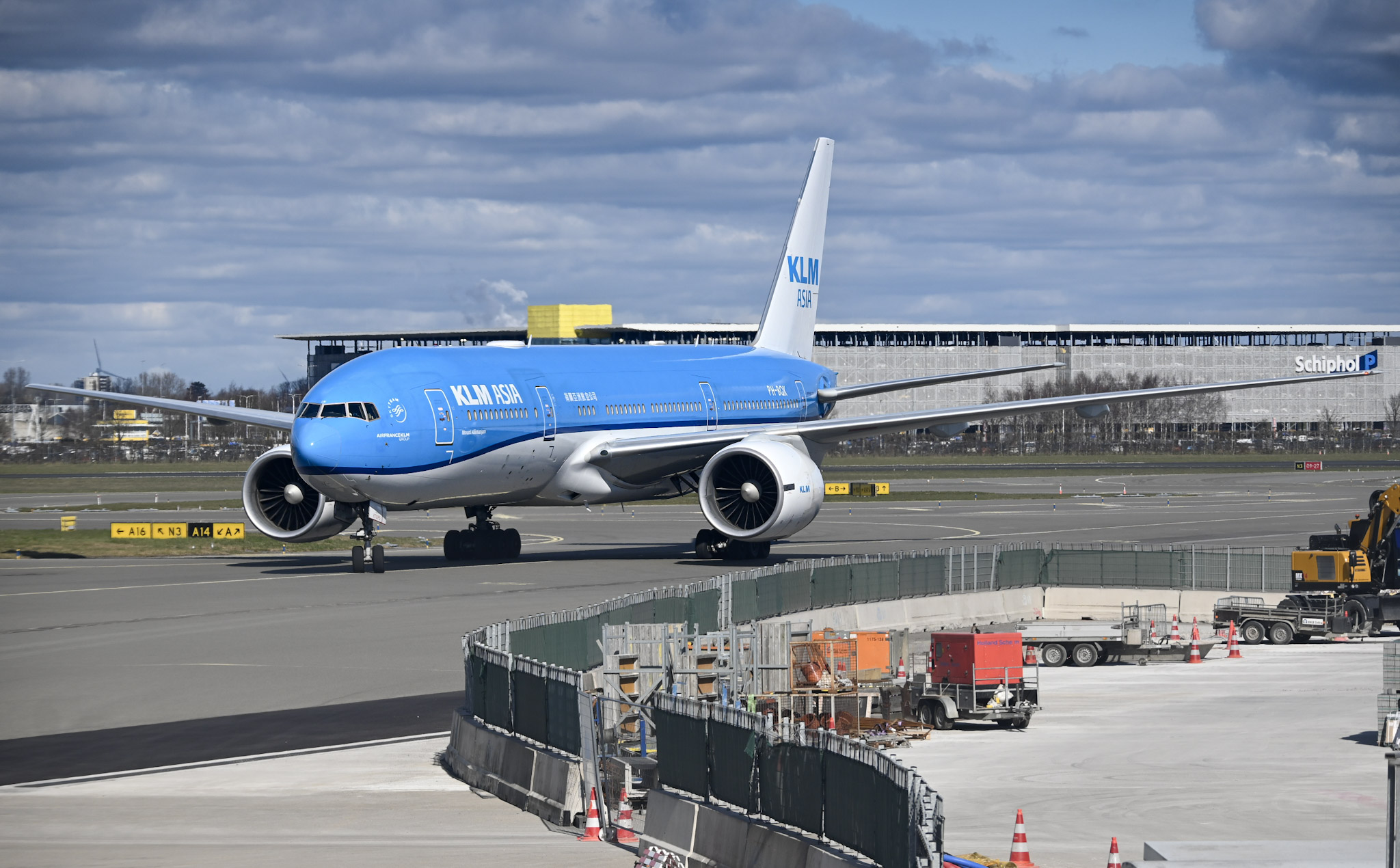 Full size: KLM Boeing 777-200ER PH-BQK at Amsterdam Schiphol Airport