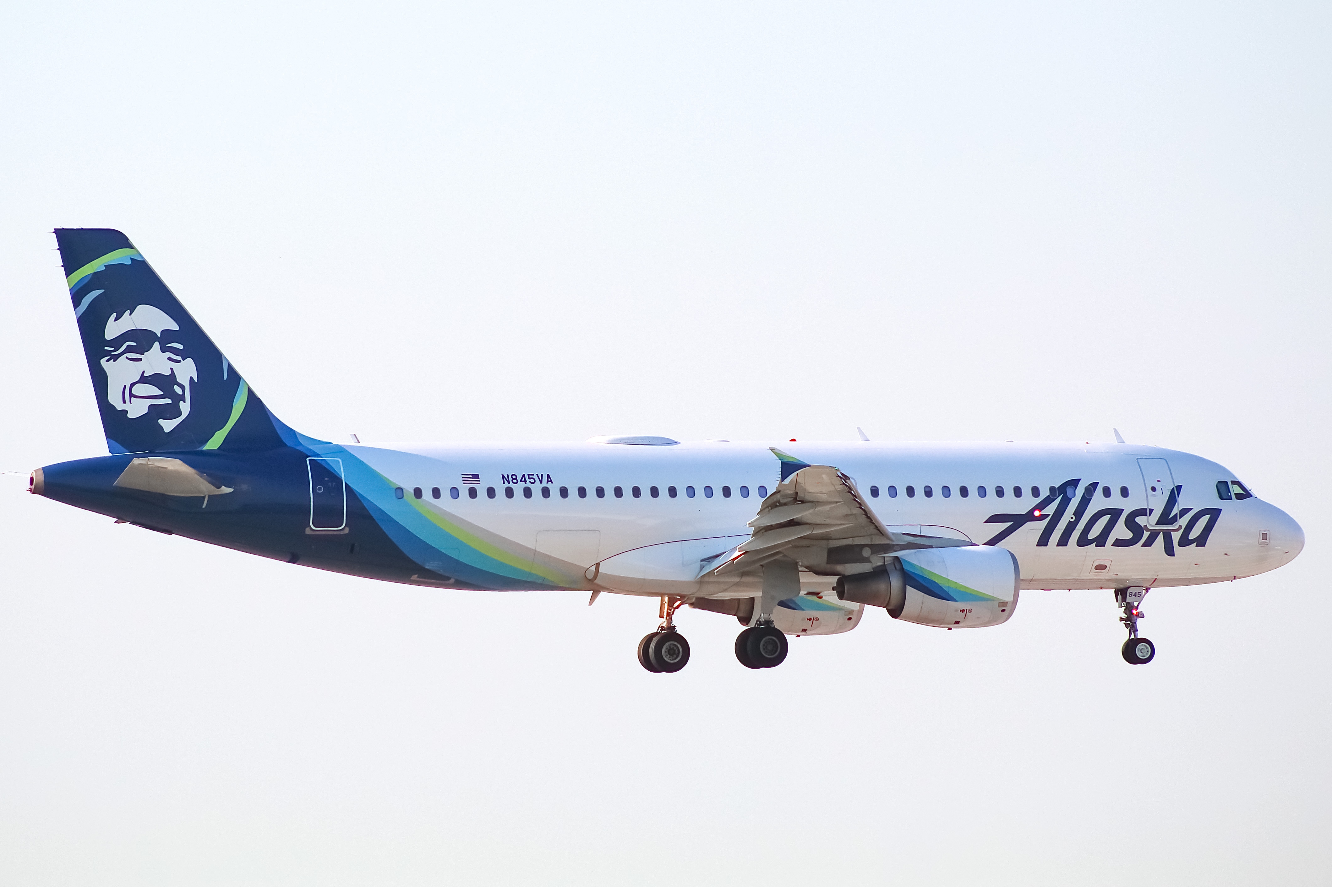 Full size: Alaska Airlines Airbus A320 N845VA at Chicago O'Hare International Airport