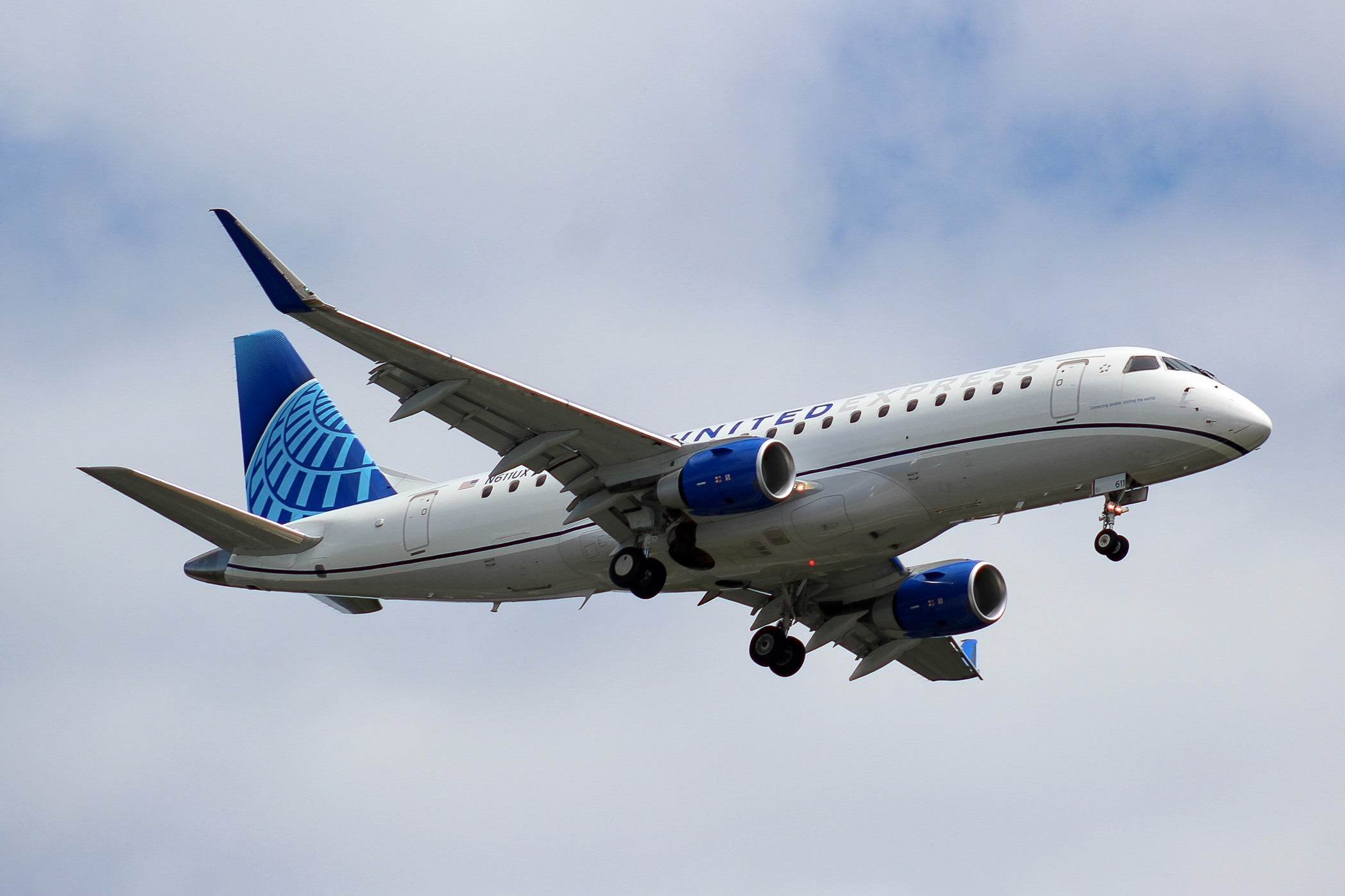 Full size: United Express Embraer E175 N611UX at Seattle-Tacoma International Airport