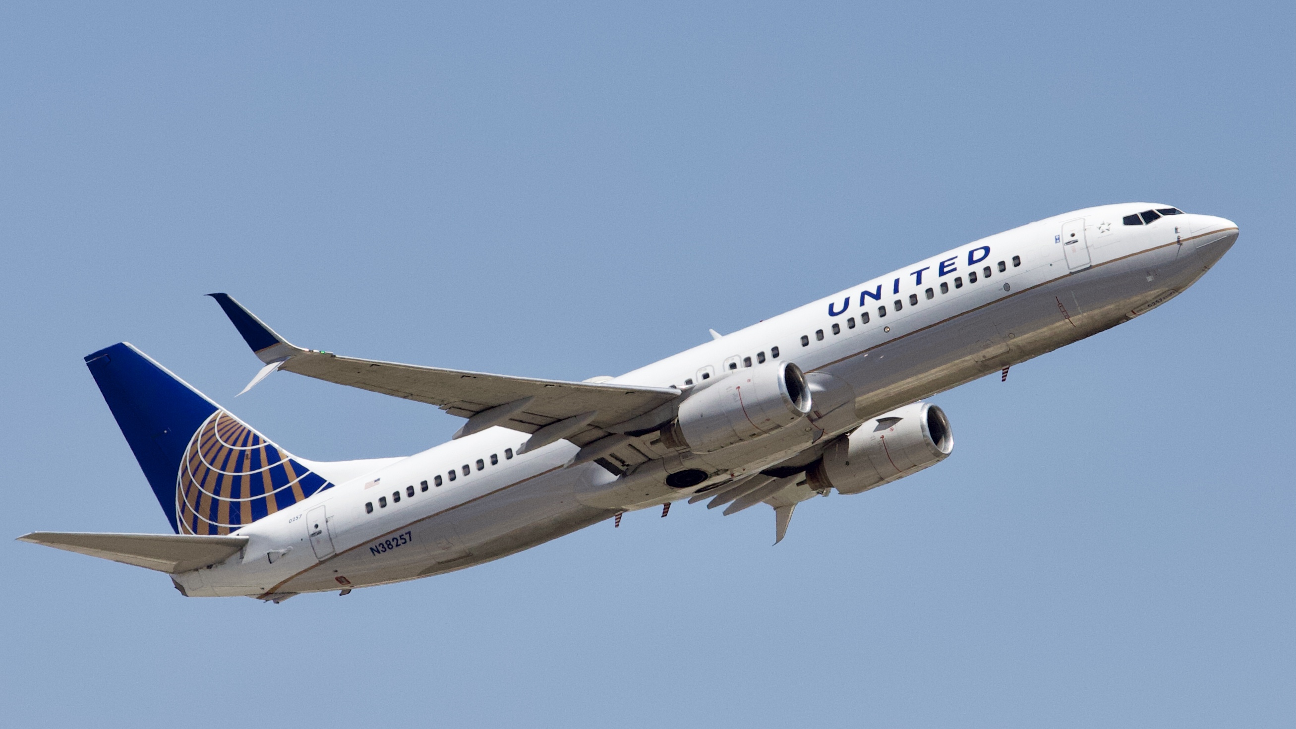 Full size: United Airlines Boeing 737-800 N38257 at Houston-George Bush Intercontinental Airport