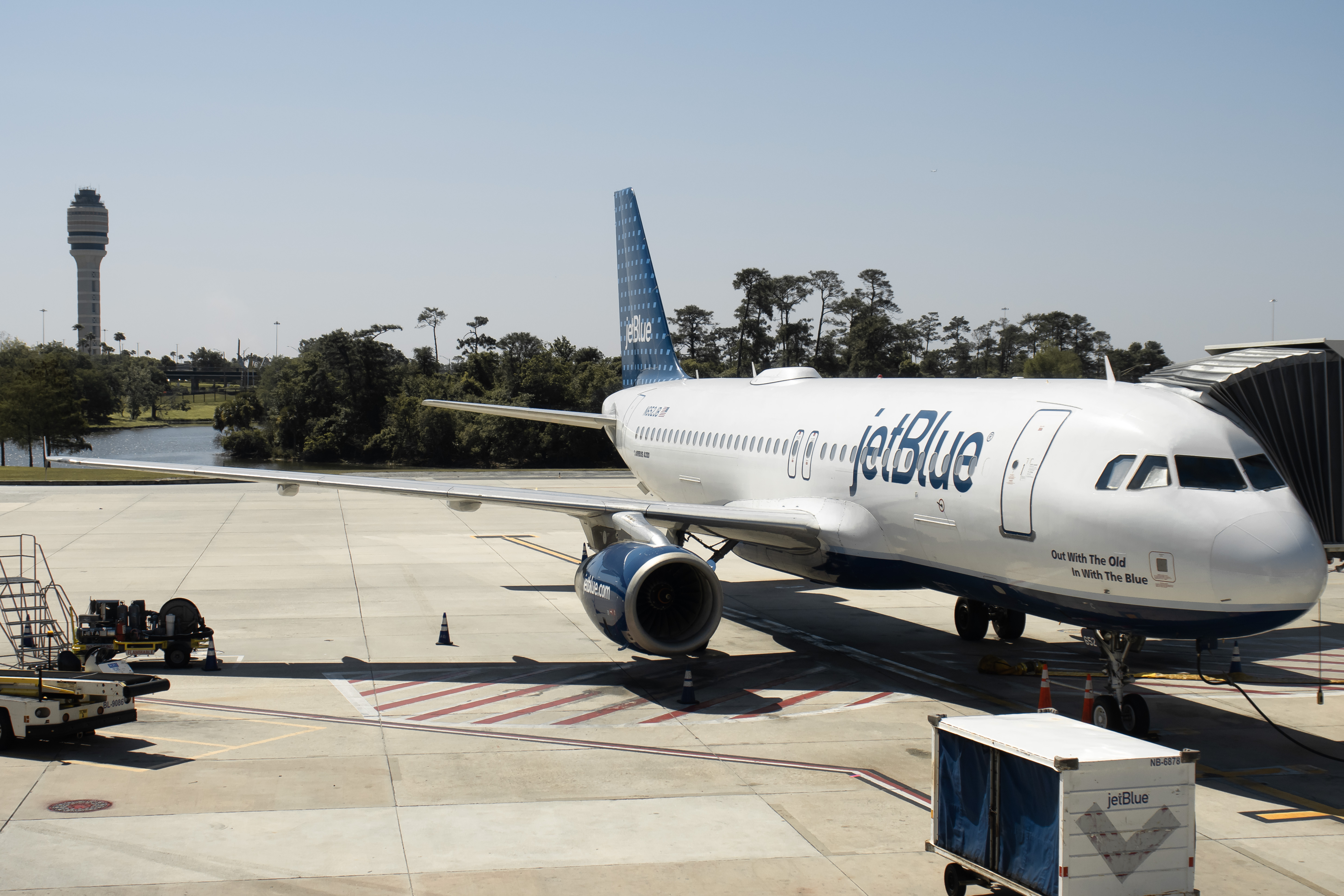 Full size: JetBlue Airbus A320 N652JB at Orlando International Airport