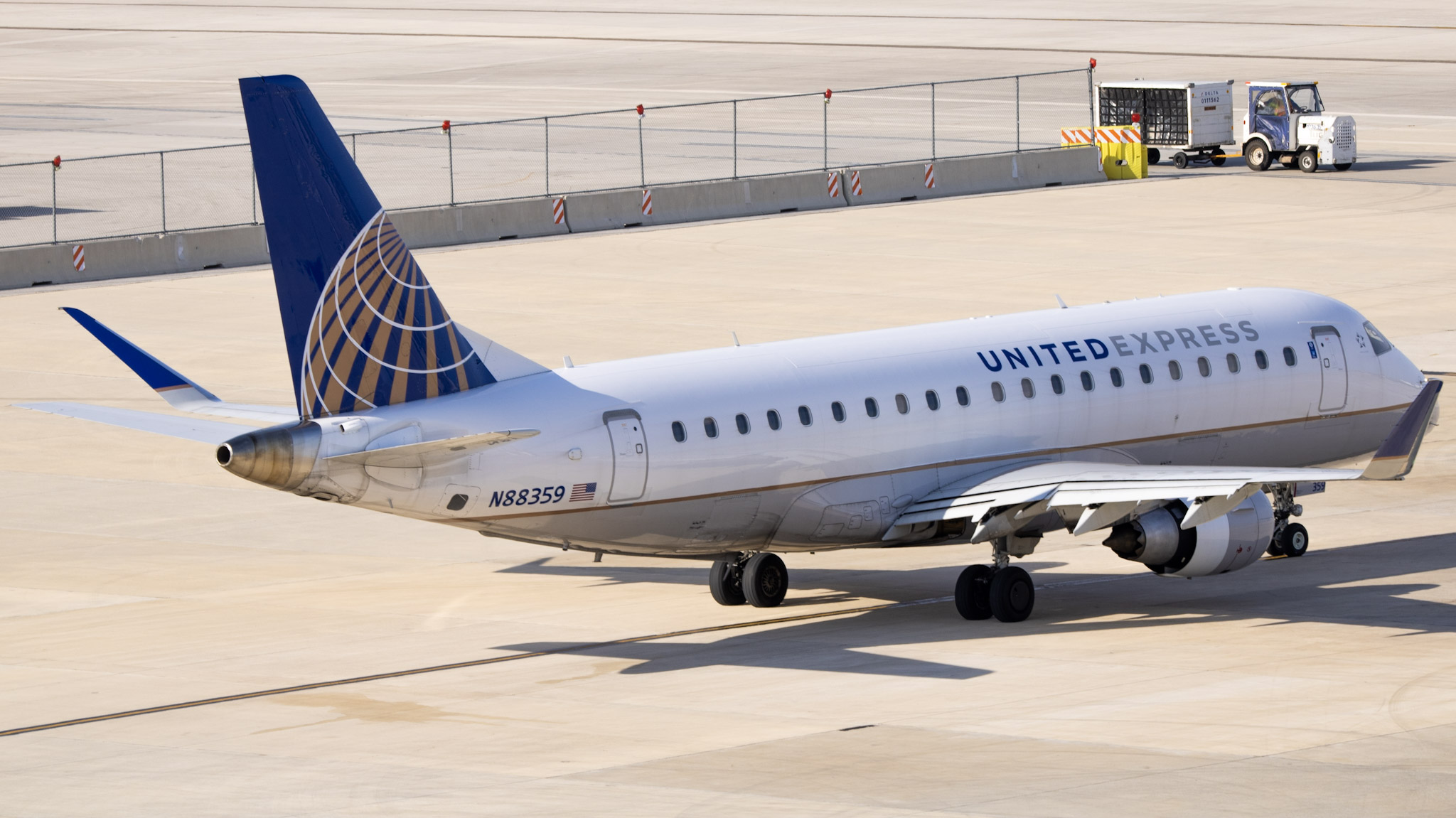 Full size: United Express Embraer E175 N88359 at San Antonio International Airport