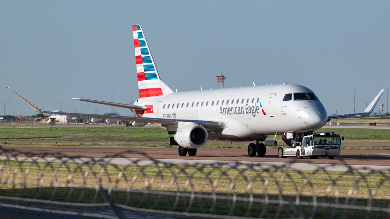 Full size: American Eagle Embraer E175 N269NN at Dallas-Fort Worth International Airport