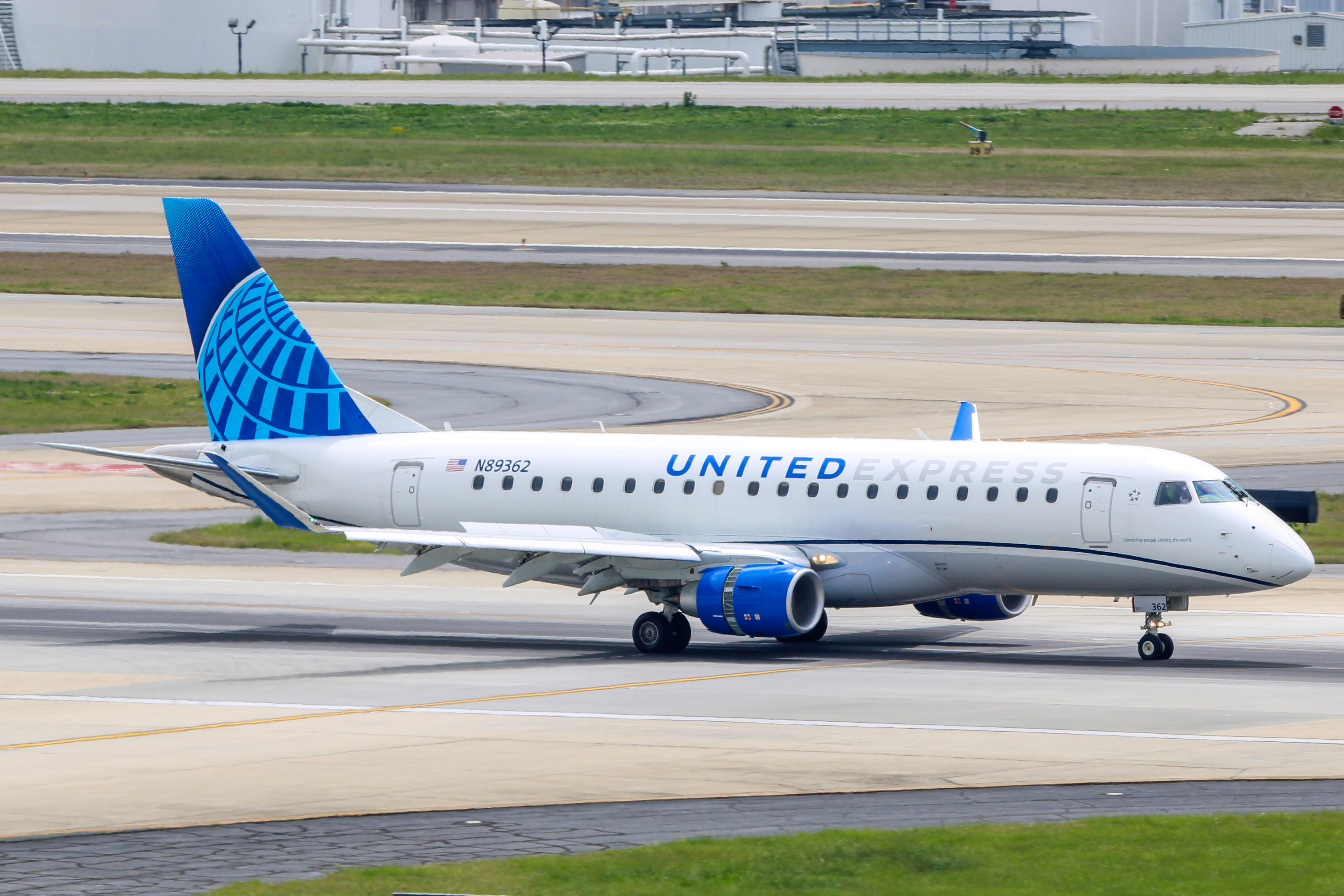 Full size: United Express Embraer E175 N89362 at Hartsfield-Jackson Atlanta International Airport