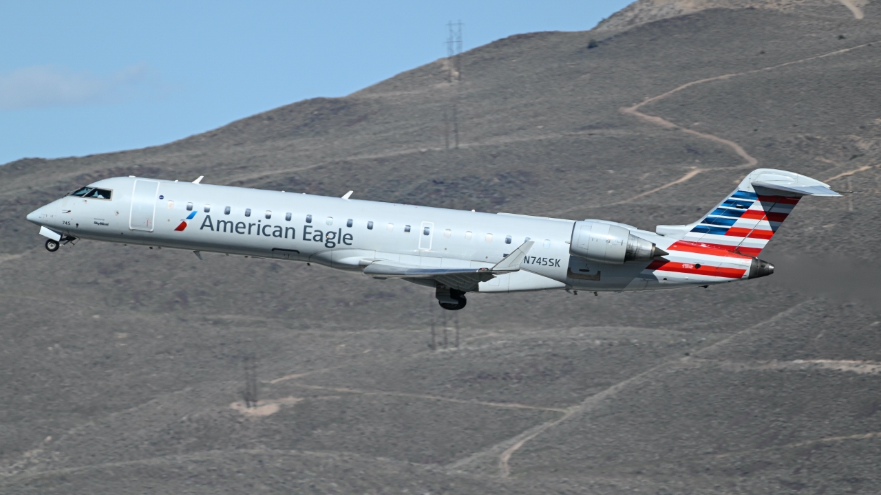 Full size: American Eagle Mitsubishi CRJ-700 N745SK at Reno/Tahoe International Airport