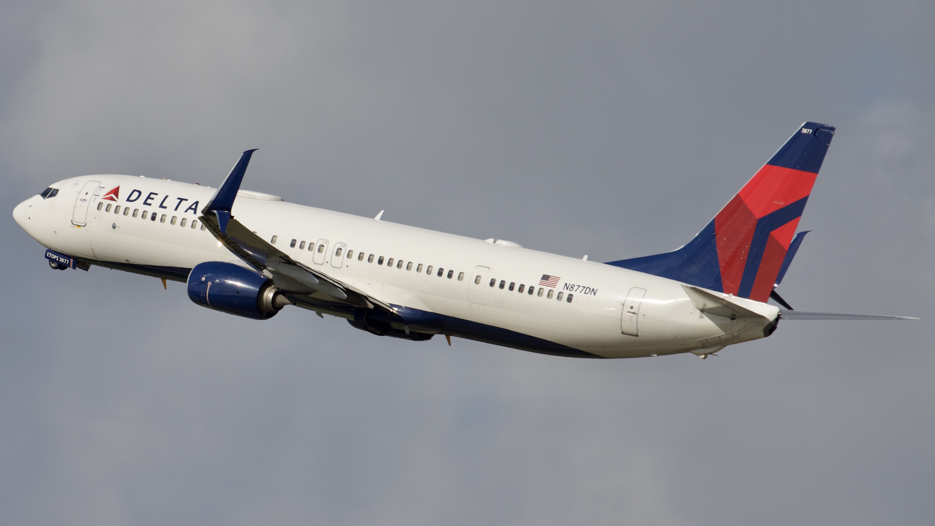 Full size: Delta Airlines Boeing 737-900ER N877DN at Houston-George Bush Intercontinental Airport