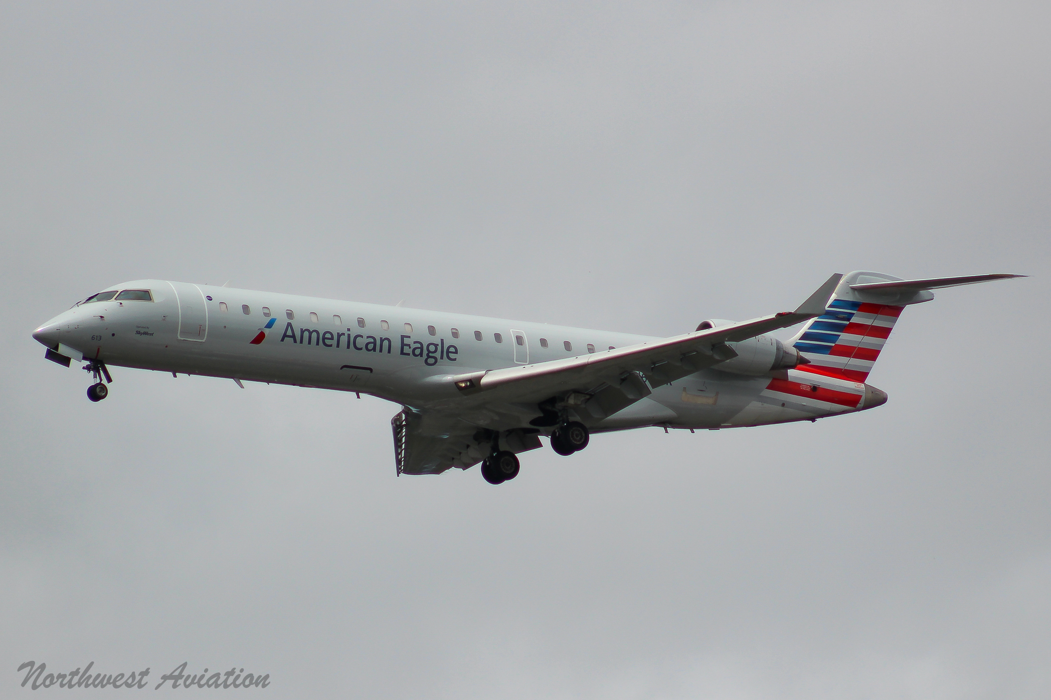 Full size: SkyWest Airlines Mitsubishi CRJ-700 N613SK at Seattle-Tacoma International Airport