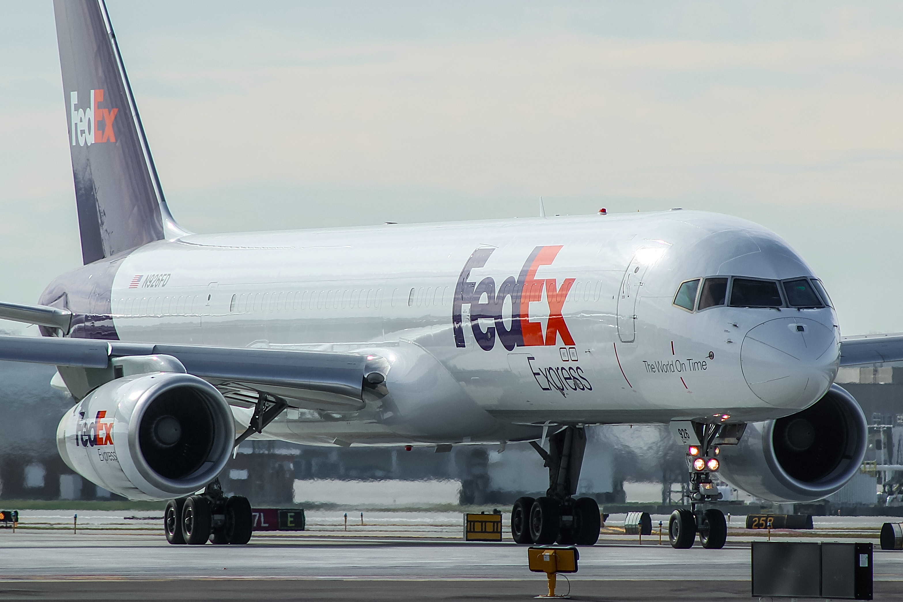 Full size: FedEx Boeing 757-200 N926FD at General Mitchell International Airport