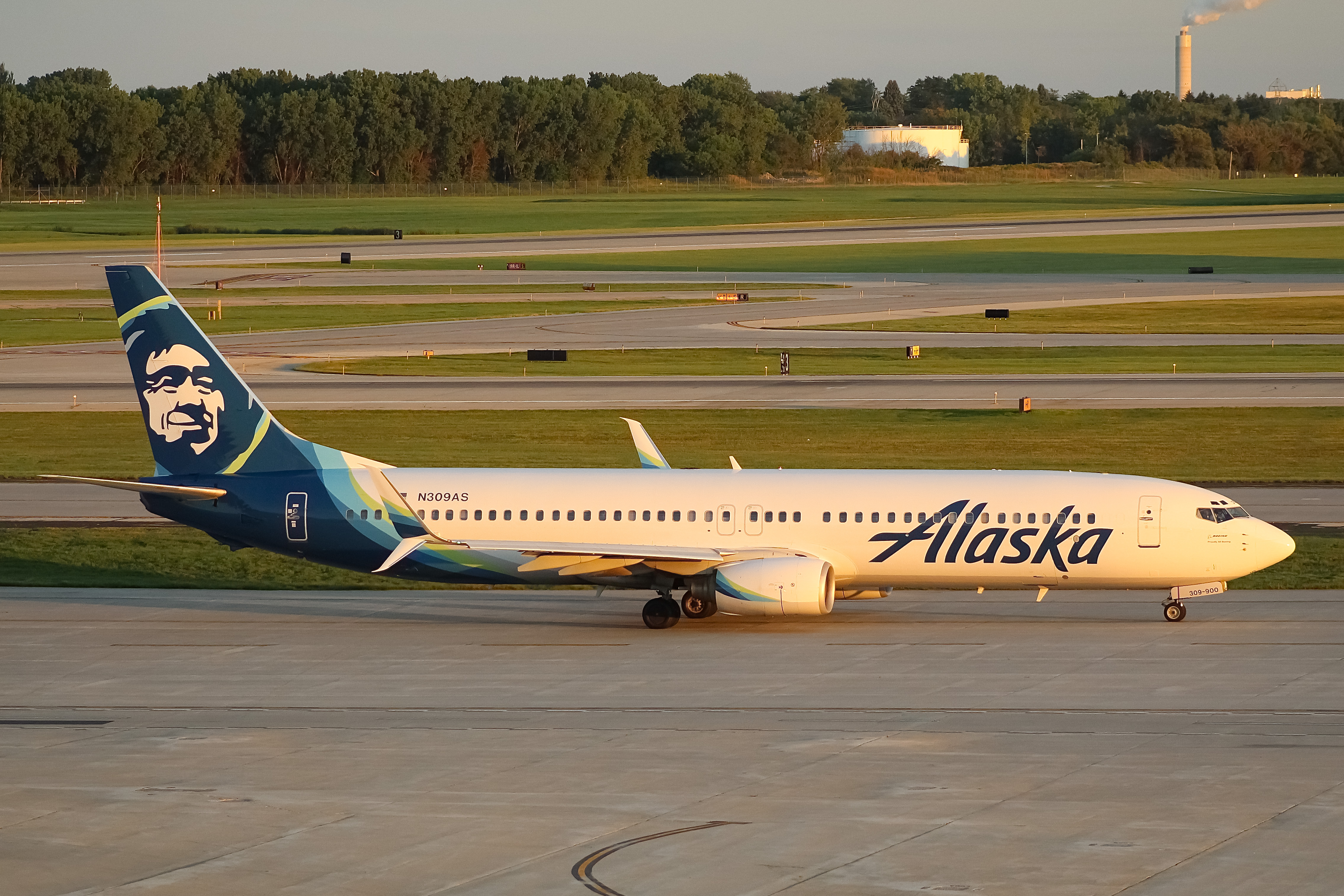Full size: Alaska Airlines Boeing 737-900 N309AS at General Mitchell International Airport