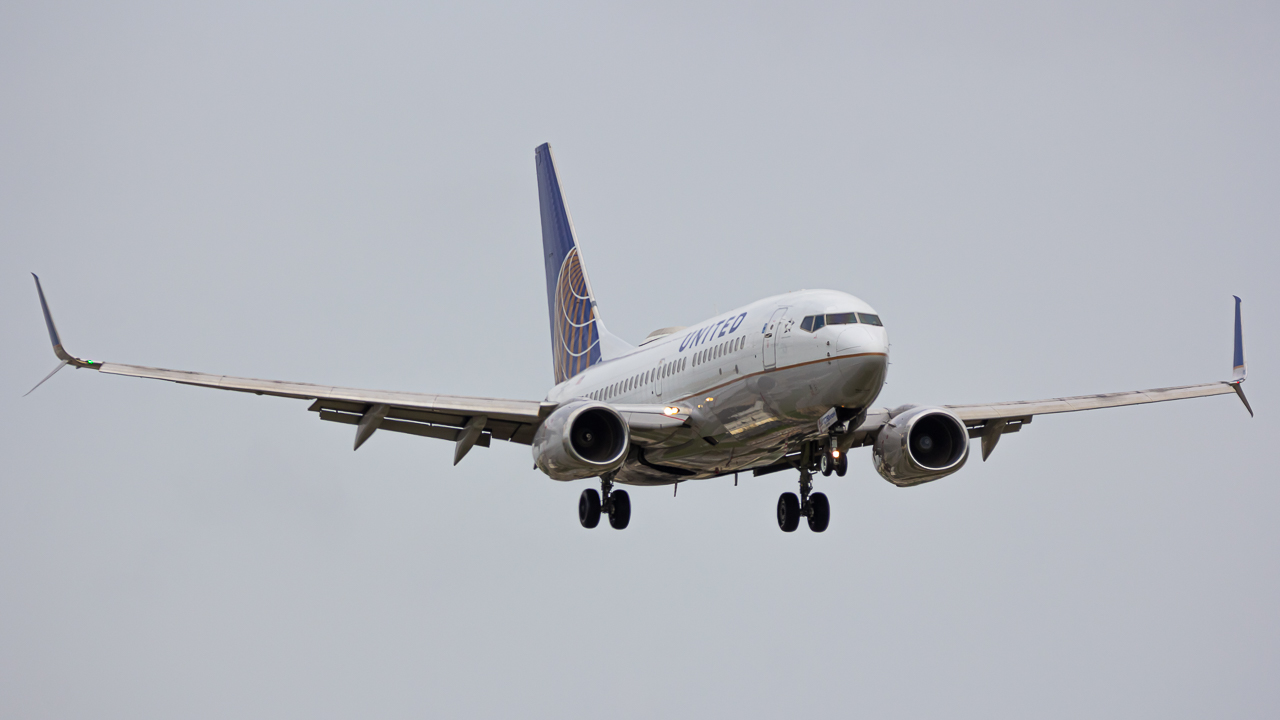 Full size: United Airlines Boeing 737-700 N13716 at Miami International Airport
