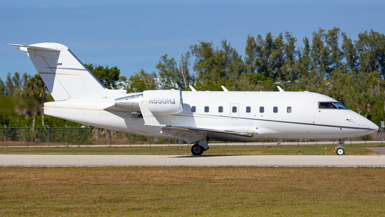 Full size: PRIVATE Bombardier Challenger 604 N650HJ at Naples Municipal Airport