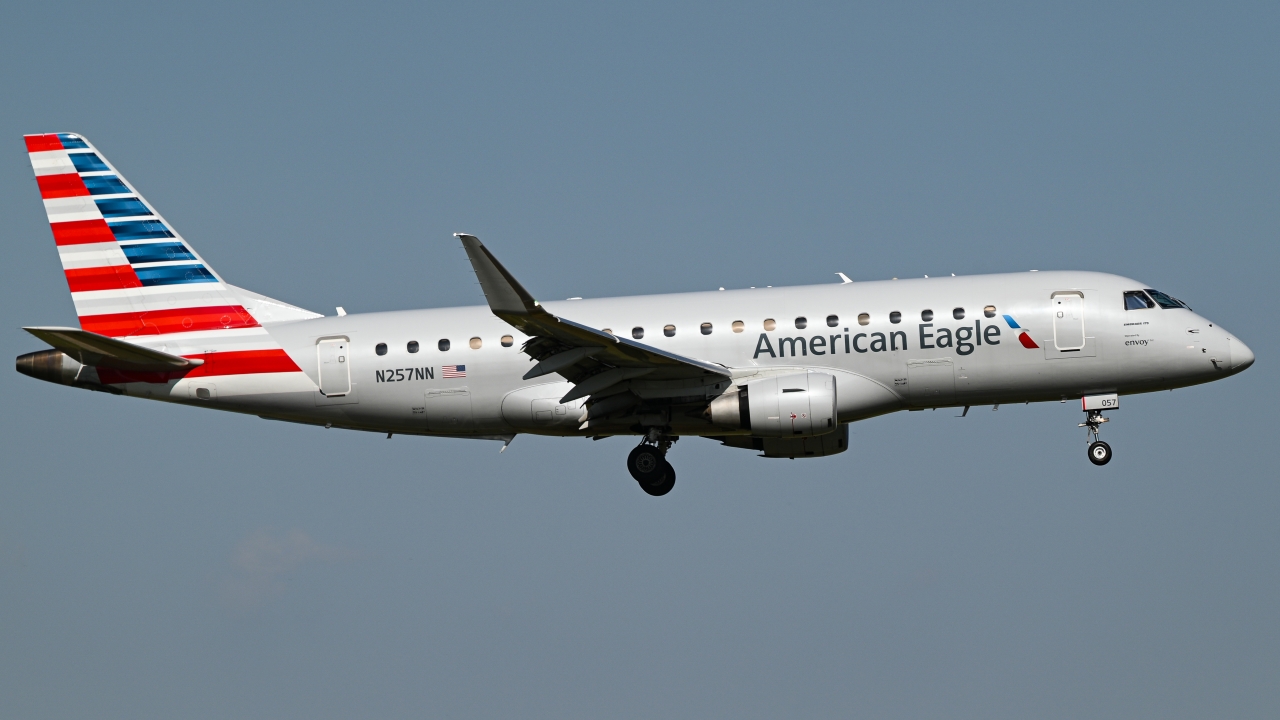 Full size: American Eagle Embraer E175 N257NN at Dallas-Fort Worth International Airport