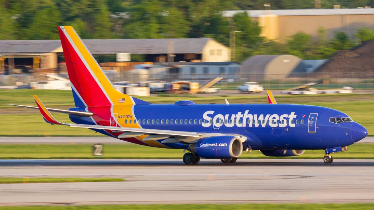 Full size: Southwest Airlines Boeing 737-700 N404WN at John Glenn Columbus International Airport