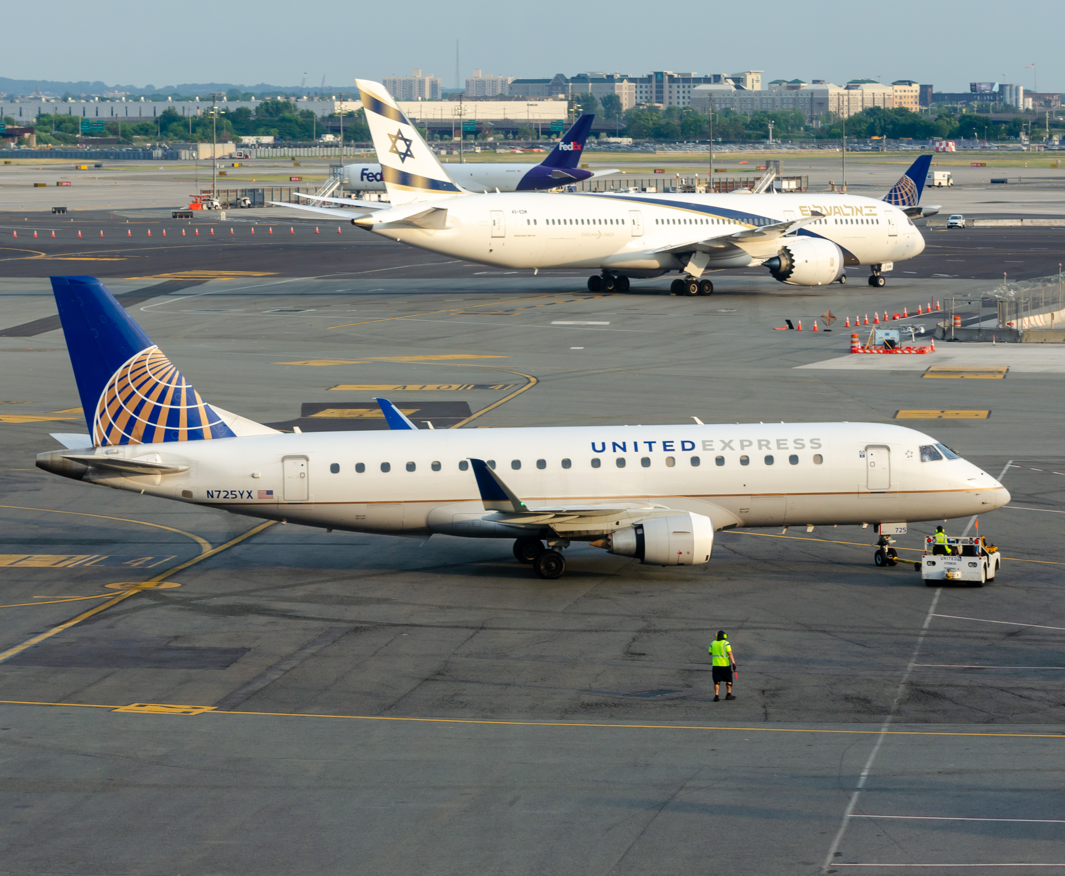 Full size: United Express Embraer E175 N725YX at Newark Liberty International Airport