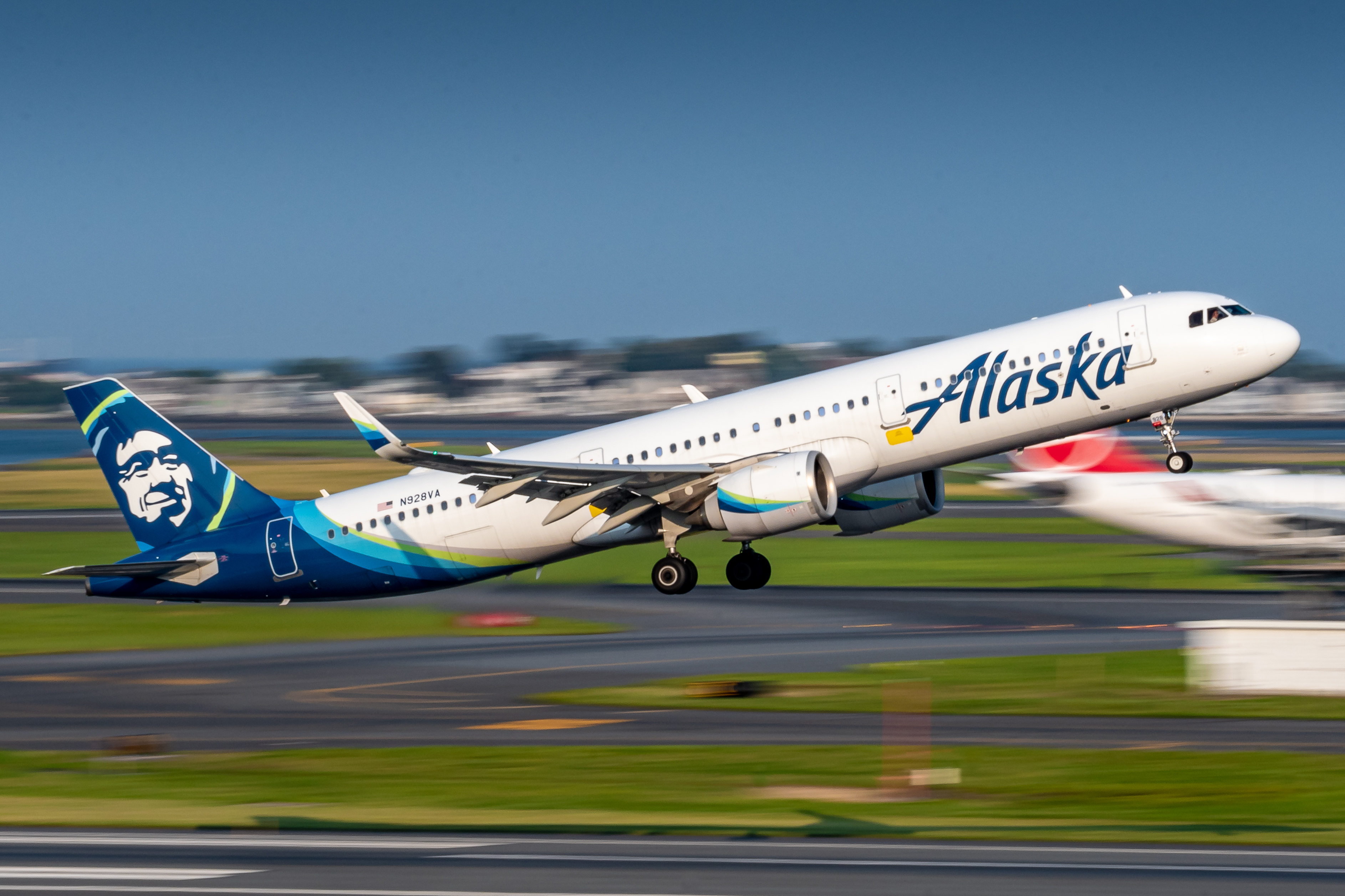 Full size: Alaska Airlines Airbus A321NEO N928VA at General Edward Lawrence Logan International Airport