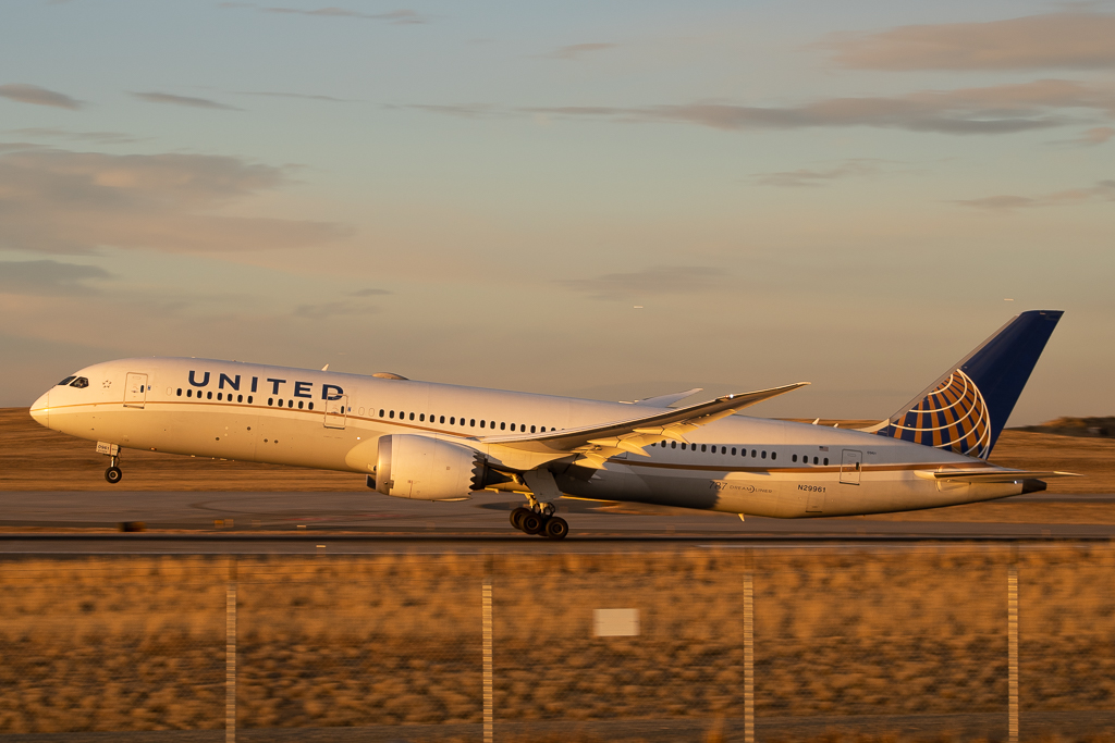 Full size: United Airlines Boeing 787-9 N29961 at Denver International Airport