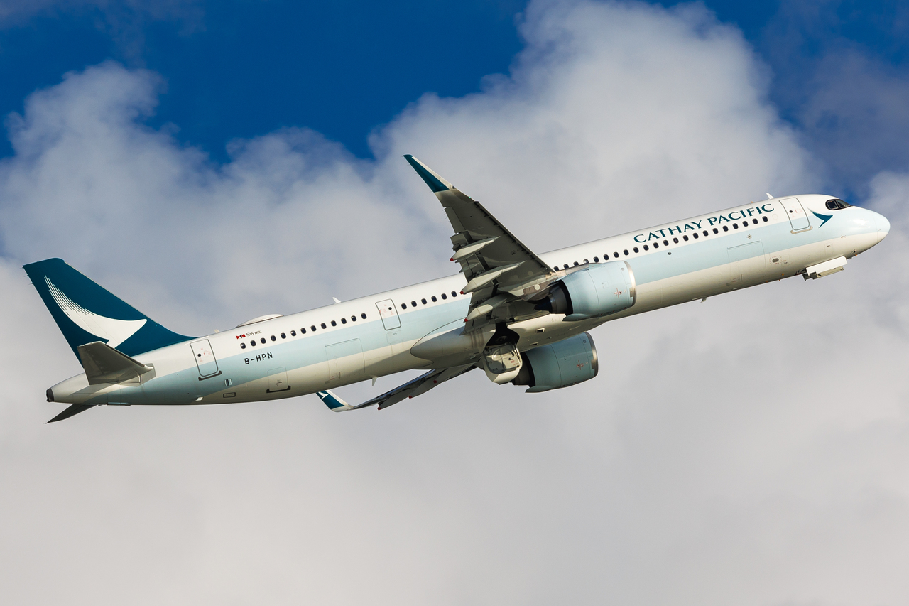 Full size: Cathay Pacific Airbus A321NEO B-HPN at Hong Kong International Airport