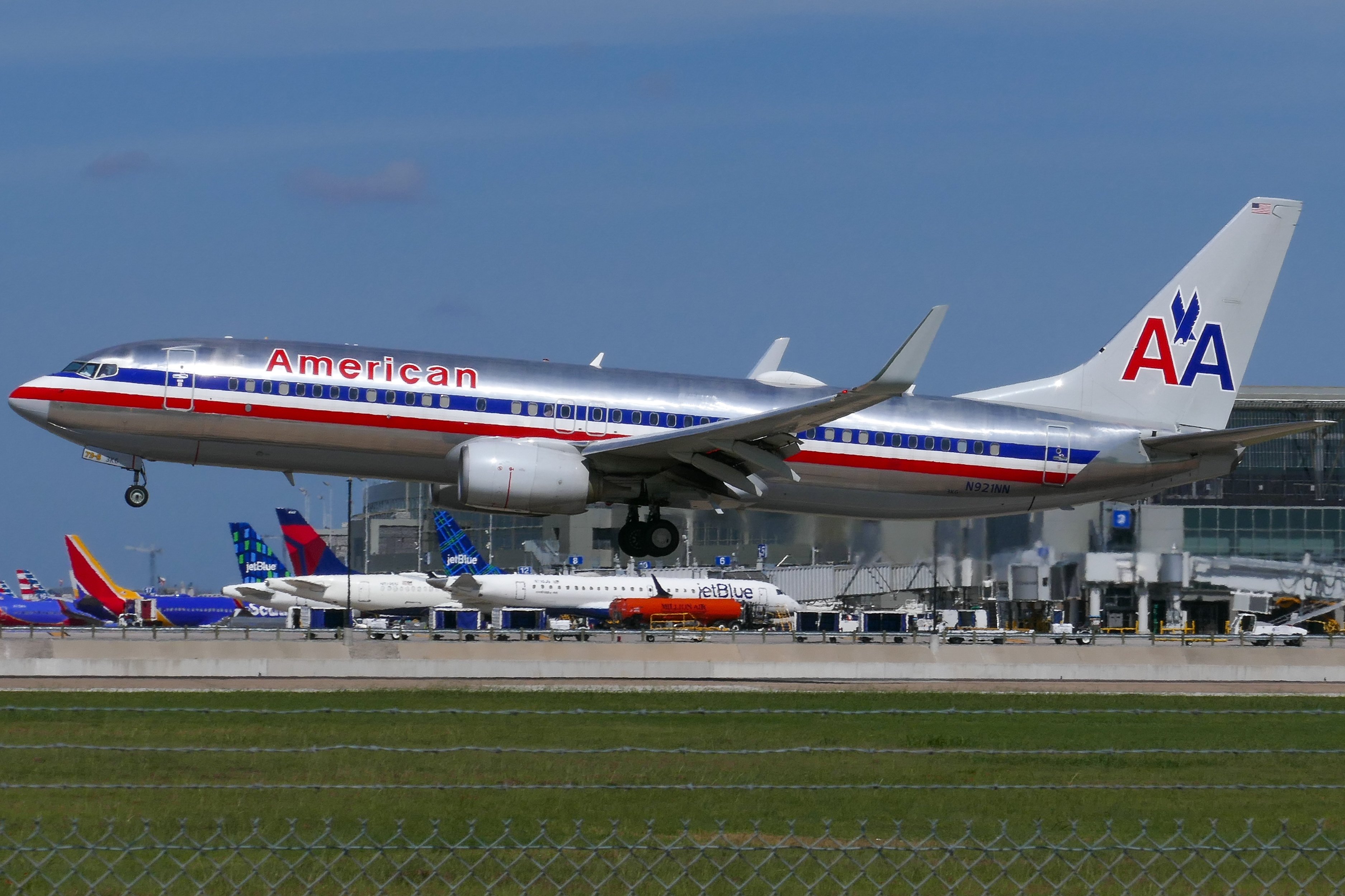 Full size: American Airlines Boeing 737-800 N921NN at Austin-Bergstrom International Airport
