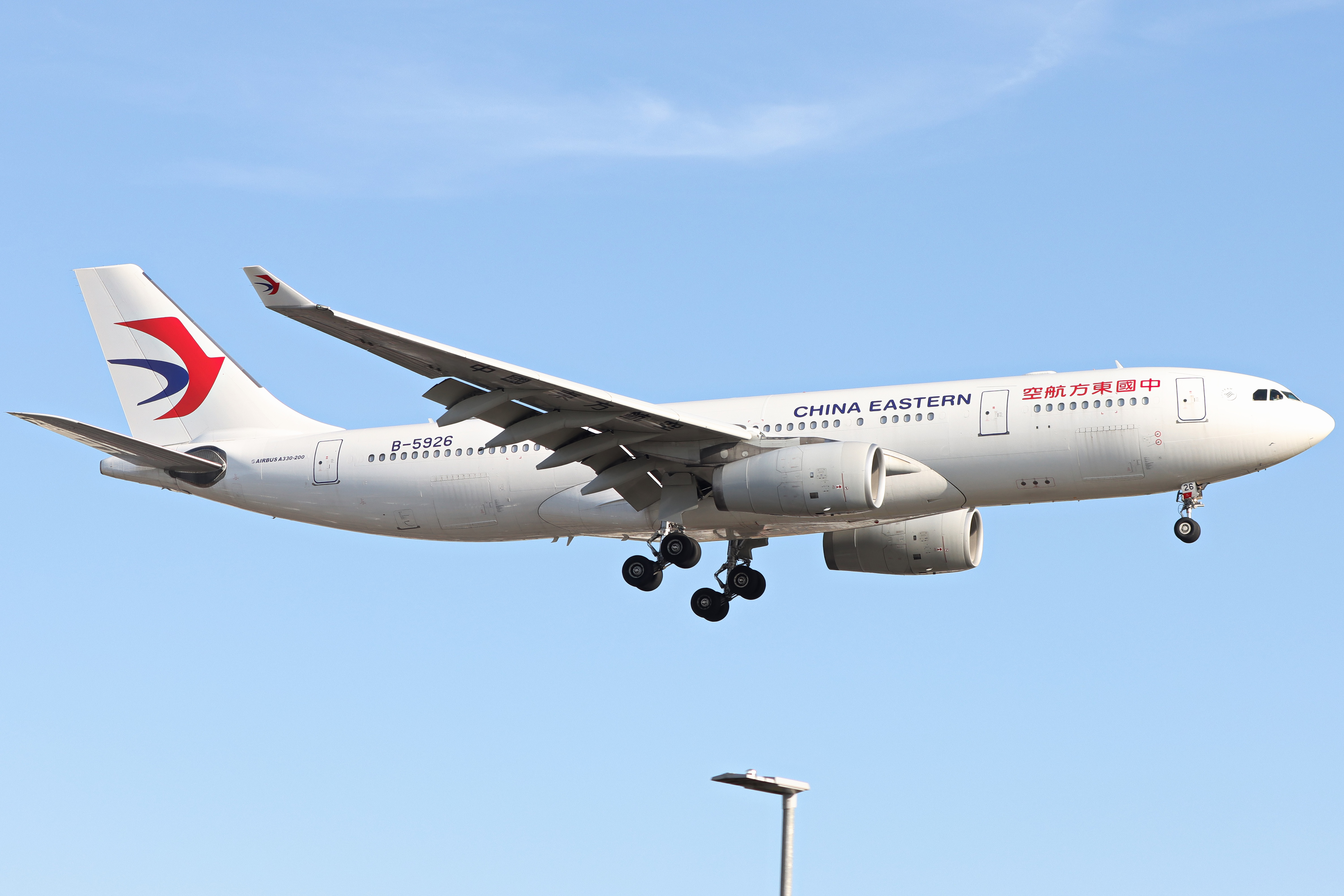 Full size: China Eastern Airlines Airbus A330-200 B-5926 at London Heathrow International Airport