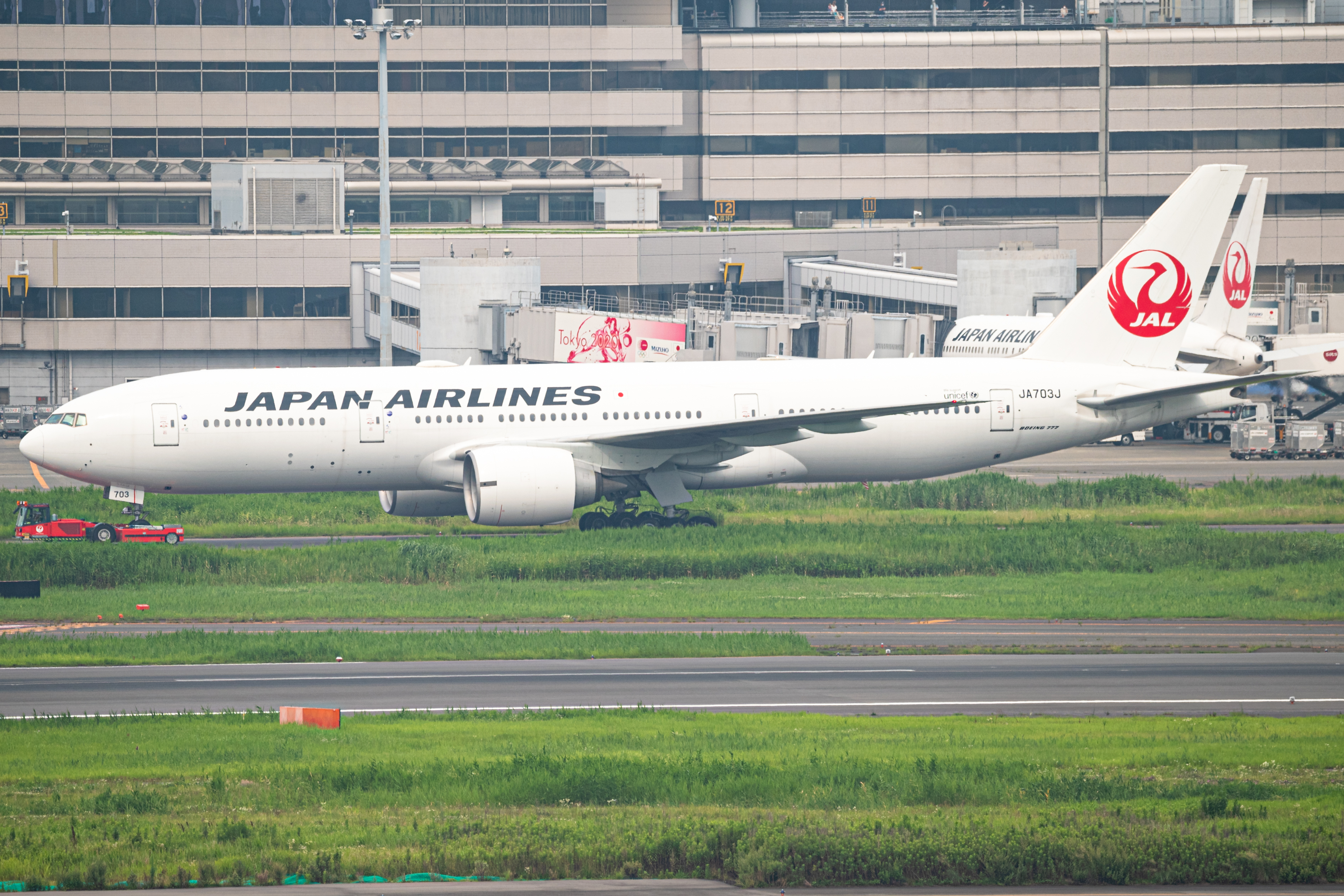 JA703J) Japan Airlines Boeing 777-200ER by Nicolas Williams